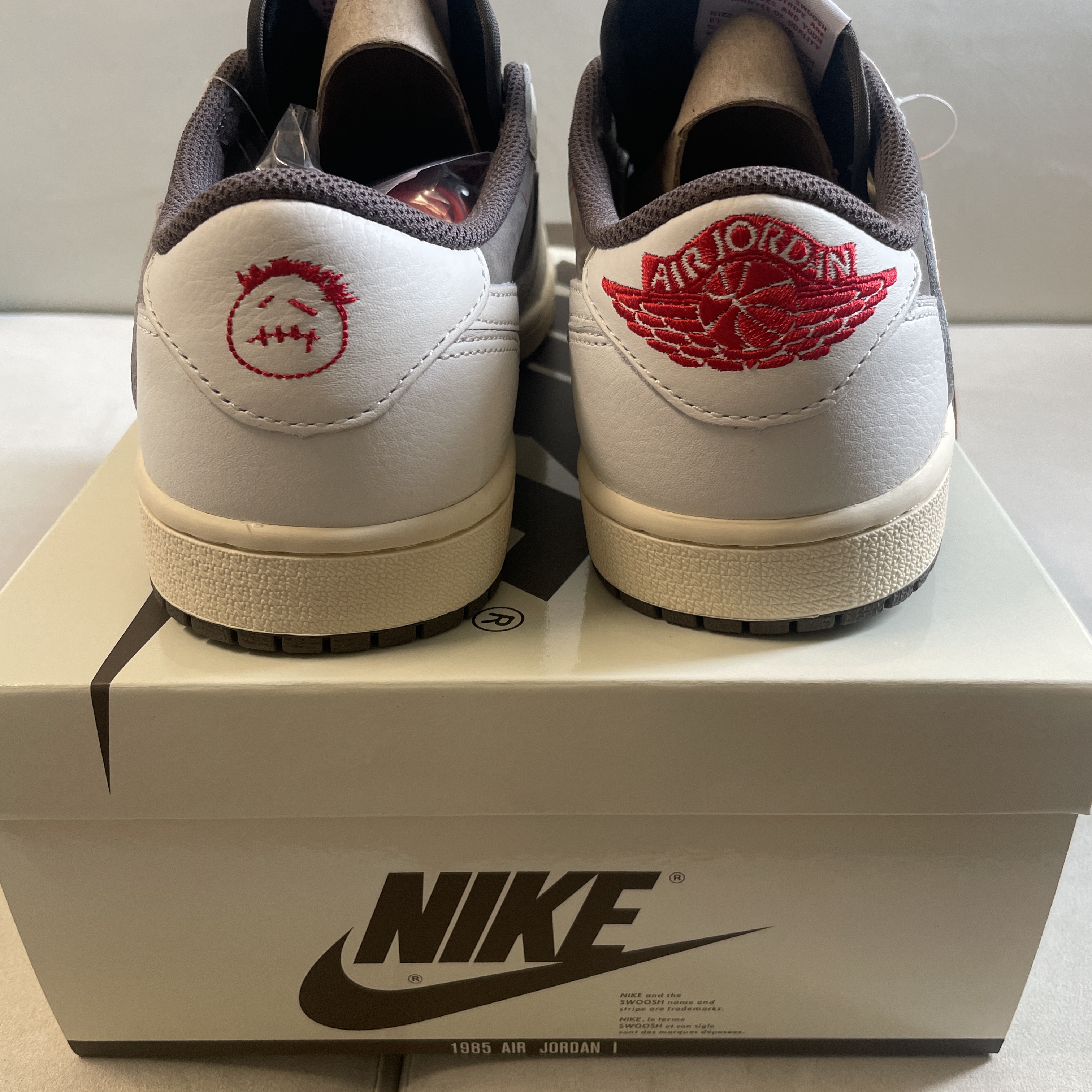 Jordan 1 x Travis Scott Retro Low OG SP Sail and Ridgerock 착용 스타일 - 4