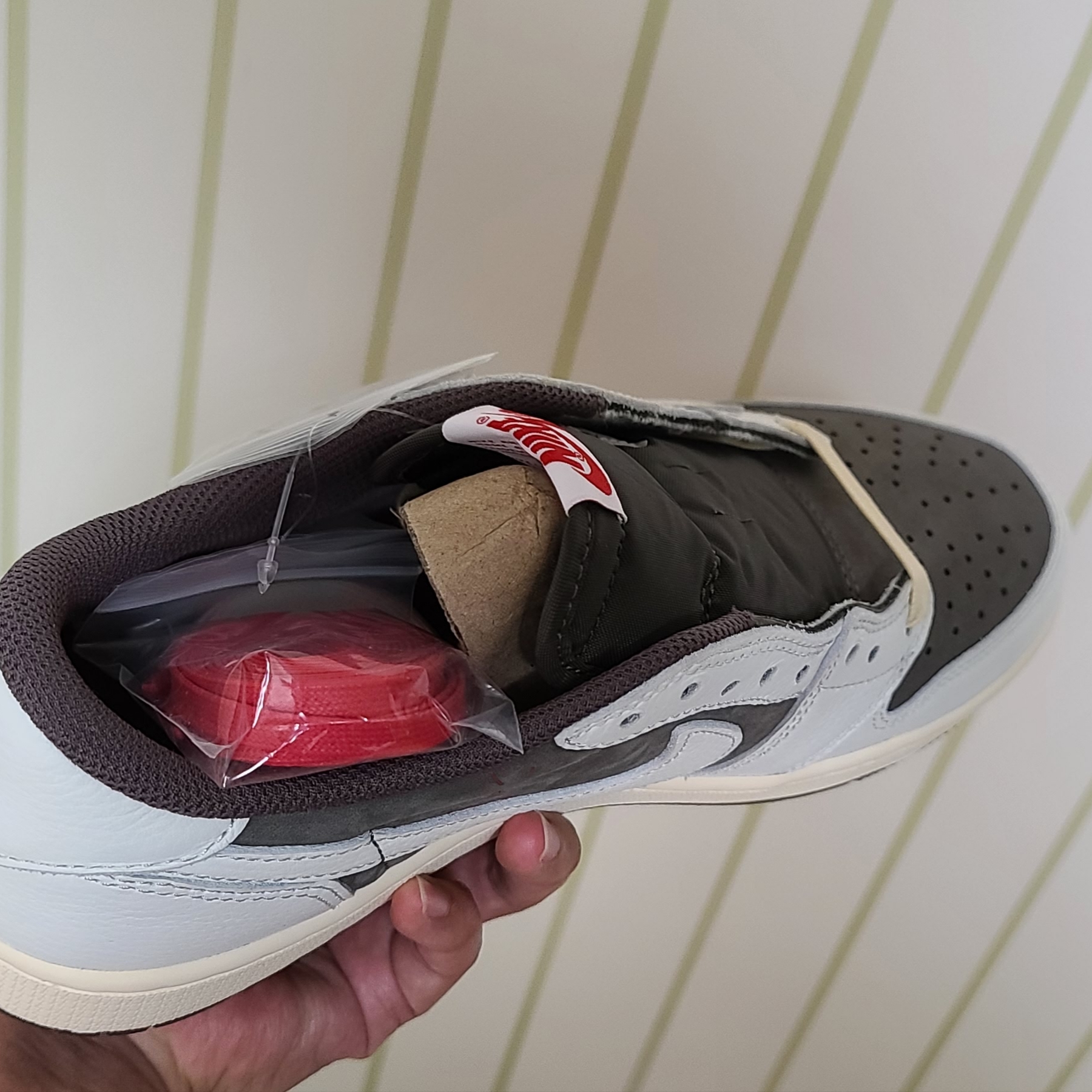 Jordan 1 x Travis Scott Retro Low OG SP Sail and Ridgerock 착용 스타일 - 2