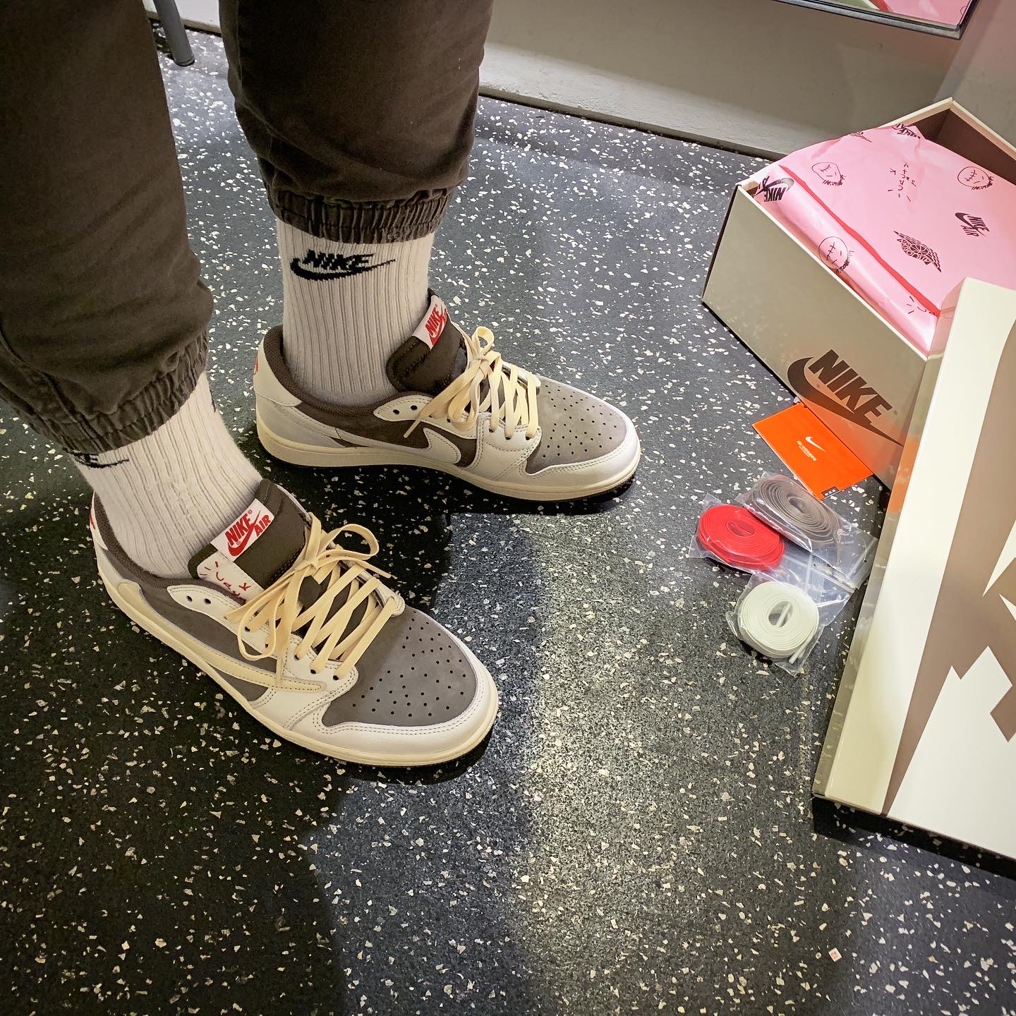 Jordan 1 x Travis Scott Retro Low OG SP Sail and Ridgerock 착용 스타일 - 2