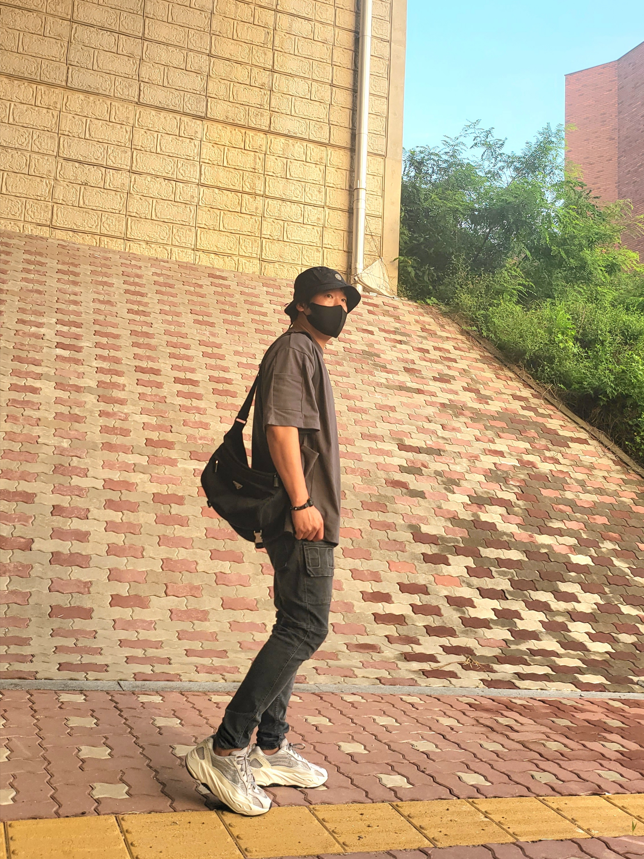 Adidas Yeezy Boost 700 V2 Static 2022, Prada Re-Nylon and Saffiano Leather Shoulder Bag Black 착용 스타일 - 2