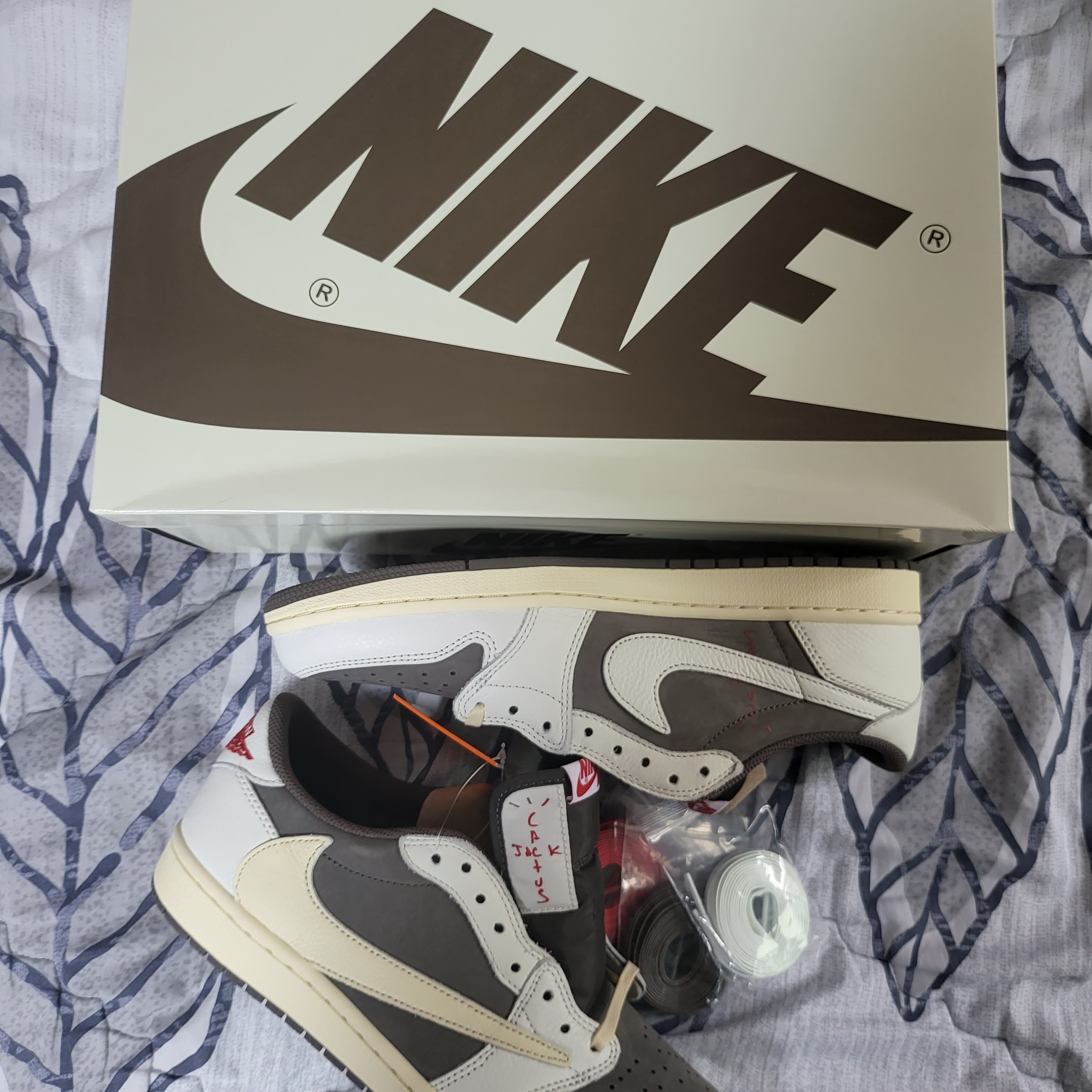 Jordan 1 x Travis Scott Retro Low OG SP Sail and Ridgerock 착용 스타일