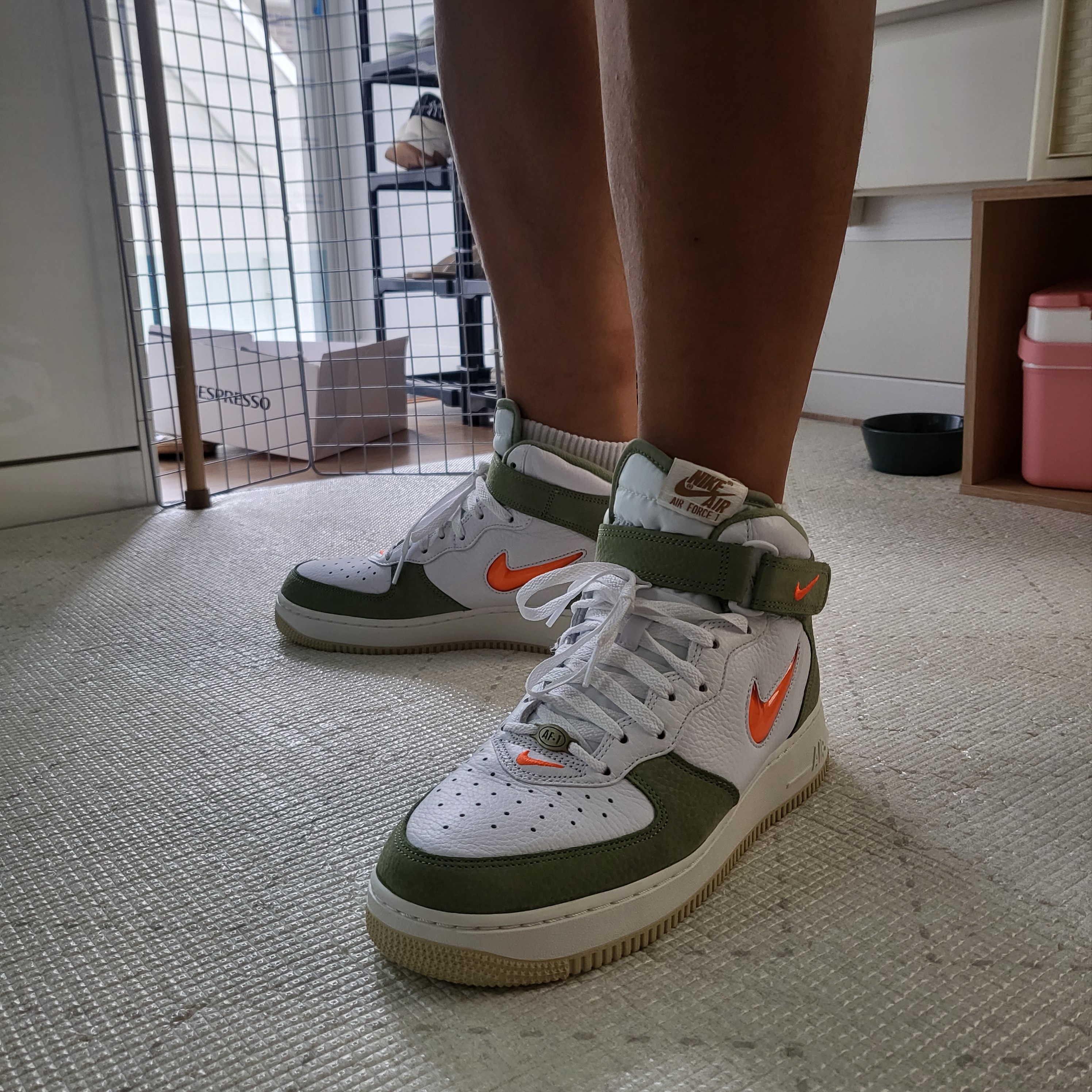 Nike Air Force 1 Mid '07 QS Olive Green and Total Orange 착용 스타일