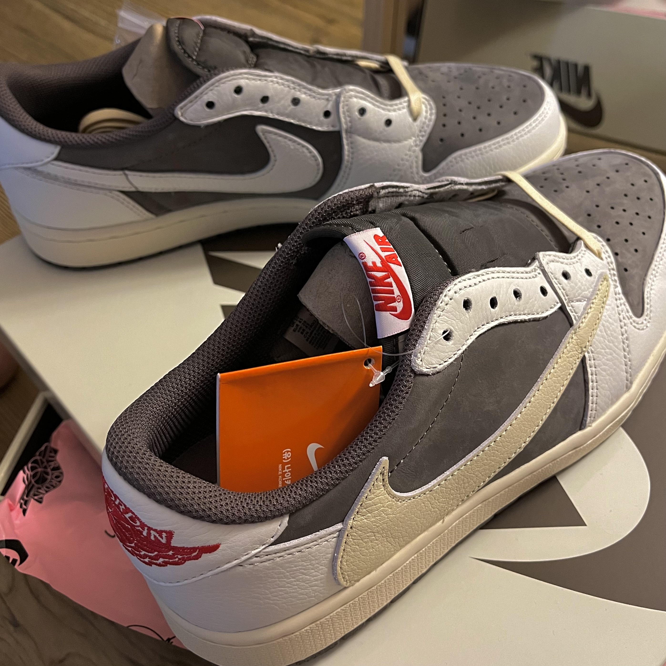 Jordan 1 x Travis Scott Retro Low OG SP Sail and Ridgerock 착용 스타일 - 1