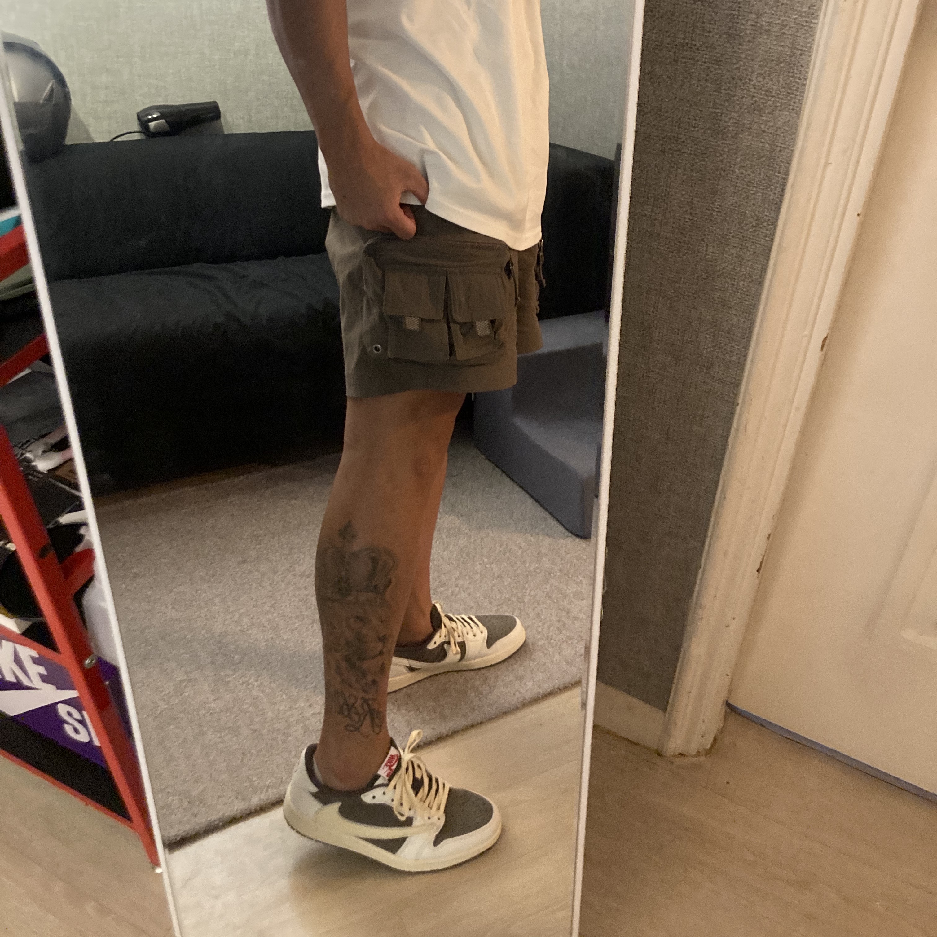 Jordan 1 x Travis Scott Retro Low OG SP Sail and Ridgerock, Nike ACG Cargo Shorts Ironstone - Asia 착용 스타일 - 1