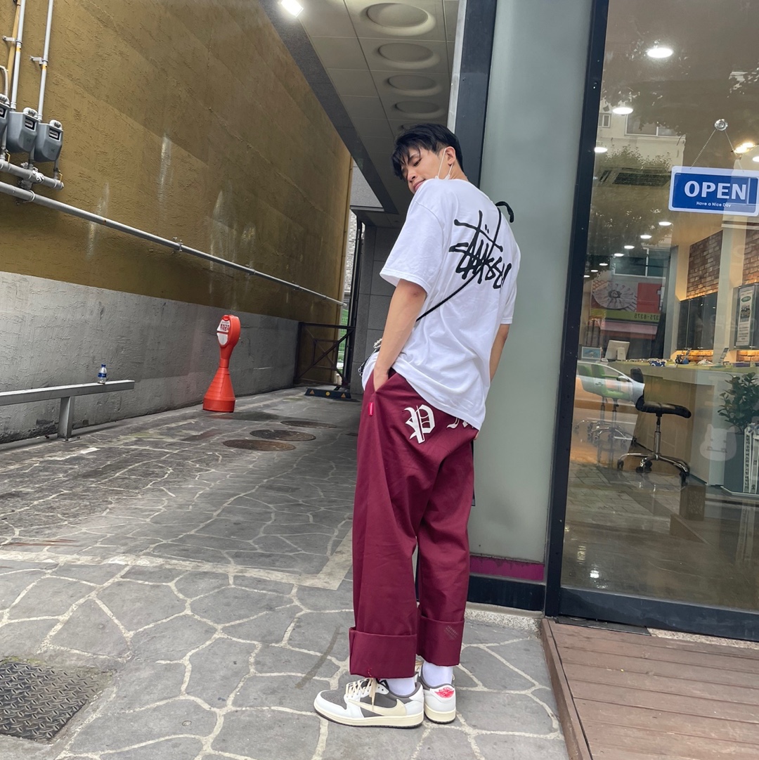 Jordan 1 x Travis Scott Retro Low OG SP Sail and Ridgerock 착용 스타일 - 2