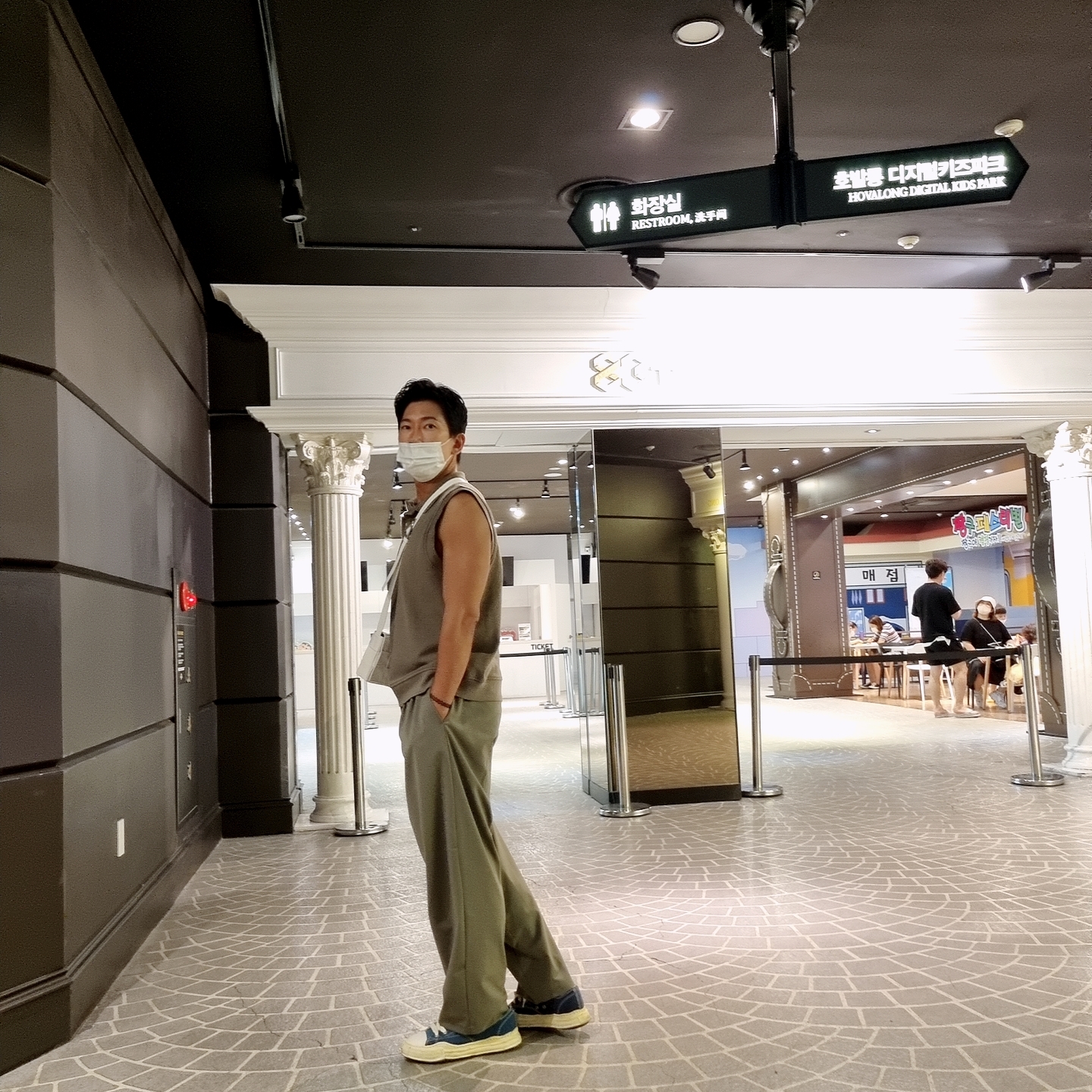 Bottega Veneta Lambskin Leather Cassette White, Maison Mihara Yasuhiro Peterson OG Sole OD Canvas Low-top Sneakers Blue 착용 스타일 - 2