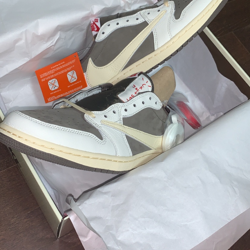 Jordan 1 x Travis Scott Retro Low OG SP Sail and Ridgerock 착용 스타일