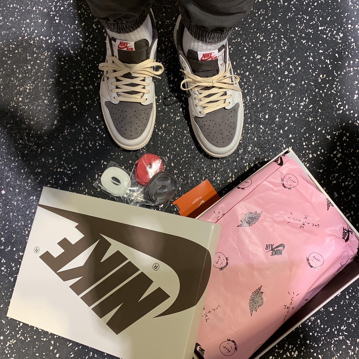 Jordan 1 x Travis Scott Retro Low OG SP Sail and Ridgerock 착용 스타일 - 1