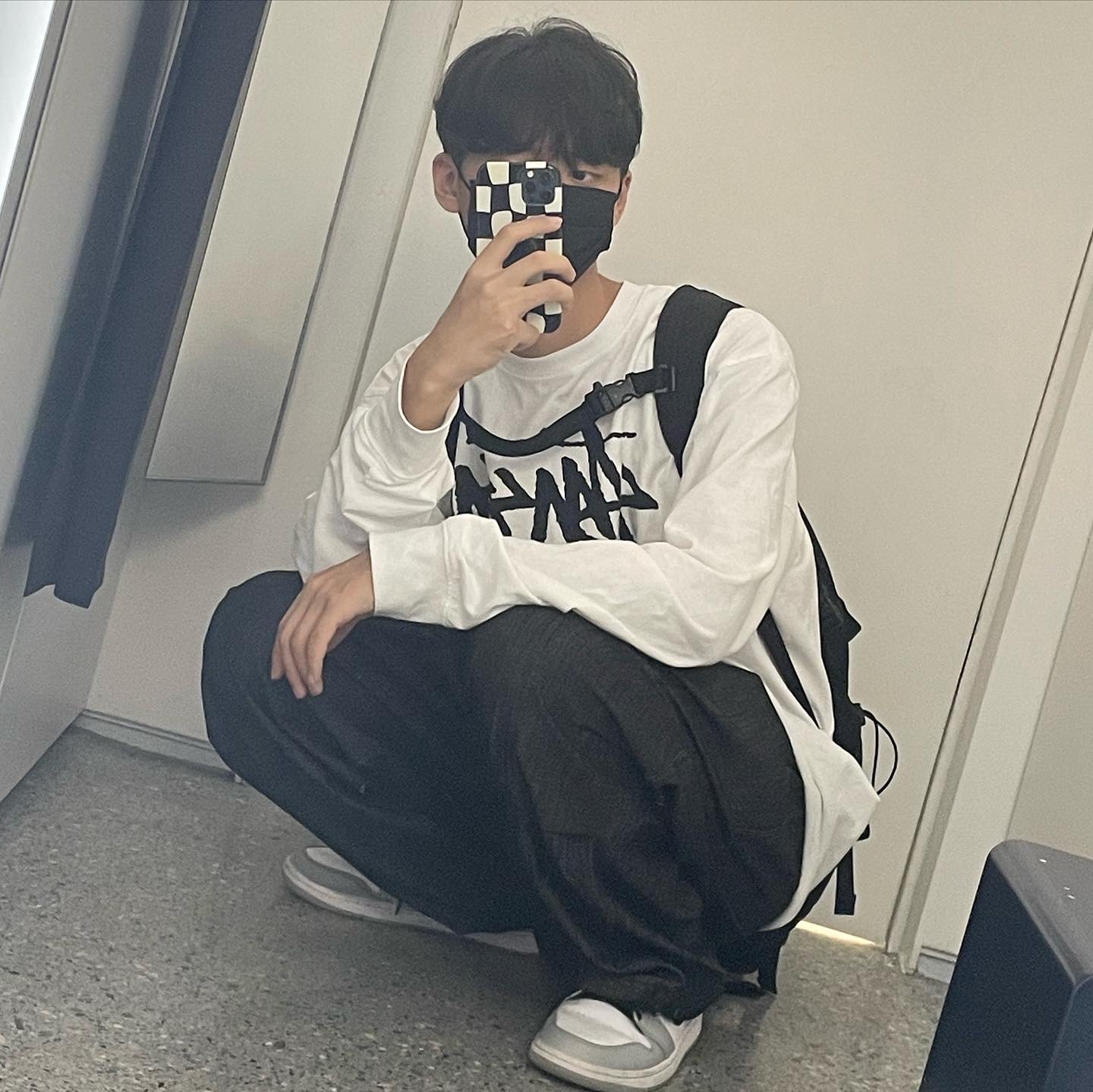 Stussy World Tour LS T-Shirt White, Jordan 1 Mid Light Smoke Grey 착용 스타일