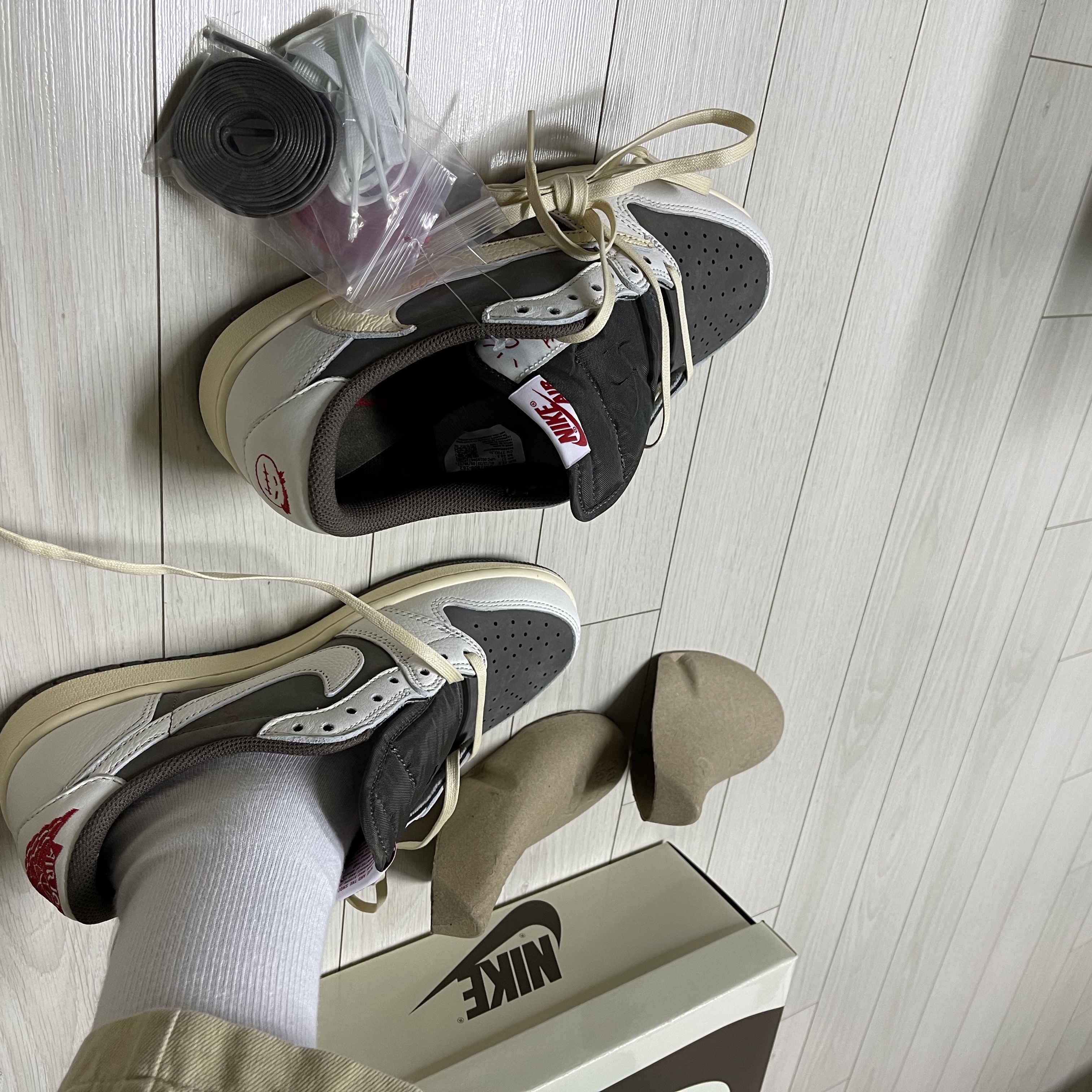 Jordan 1 x Travis Scott Retro Low OG SP Sail and Ridgerock 착용 스타일 - 4