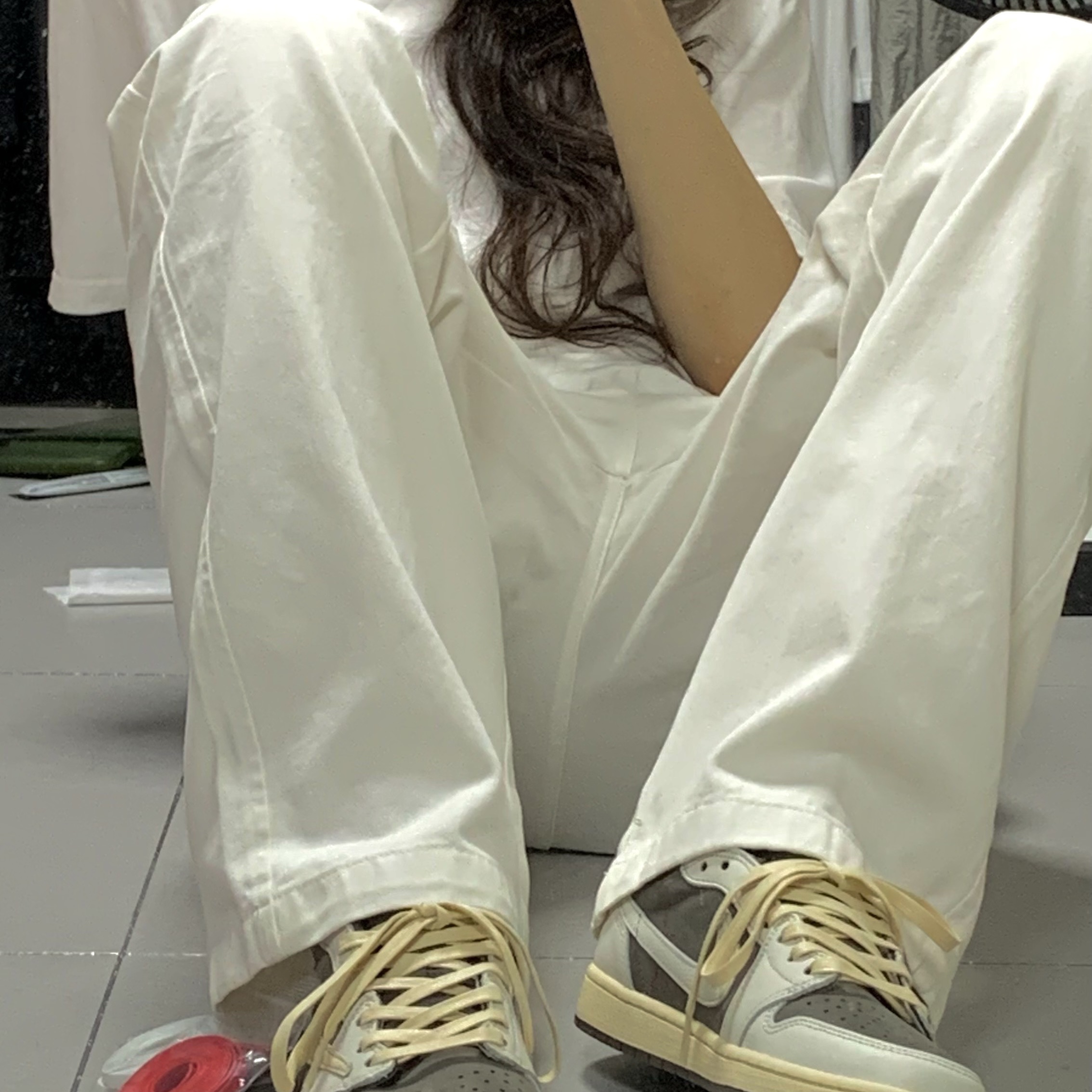 Jordan 1 x Travis Scott Retro Low OG SP Sail and Ridgerock 착용 스타일 - 1