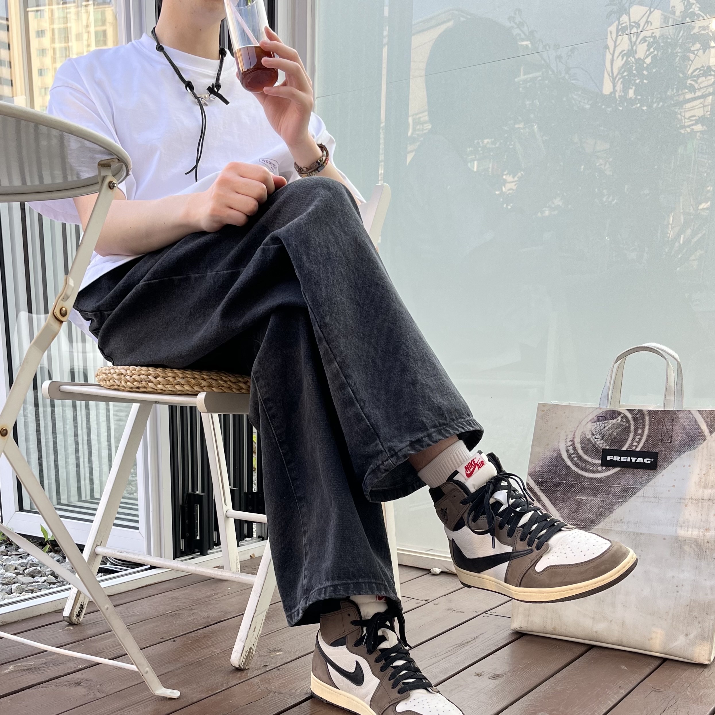 Jordan 1 x Travis Scott Retro High OG SP Mocha 착용 스타일 - 1