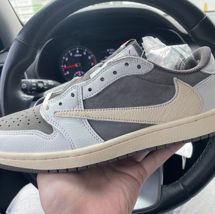 Jordan 1 x Travis Scott Retro Low OG SP Sail and Ridgerock 착용 스타일