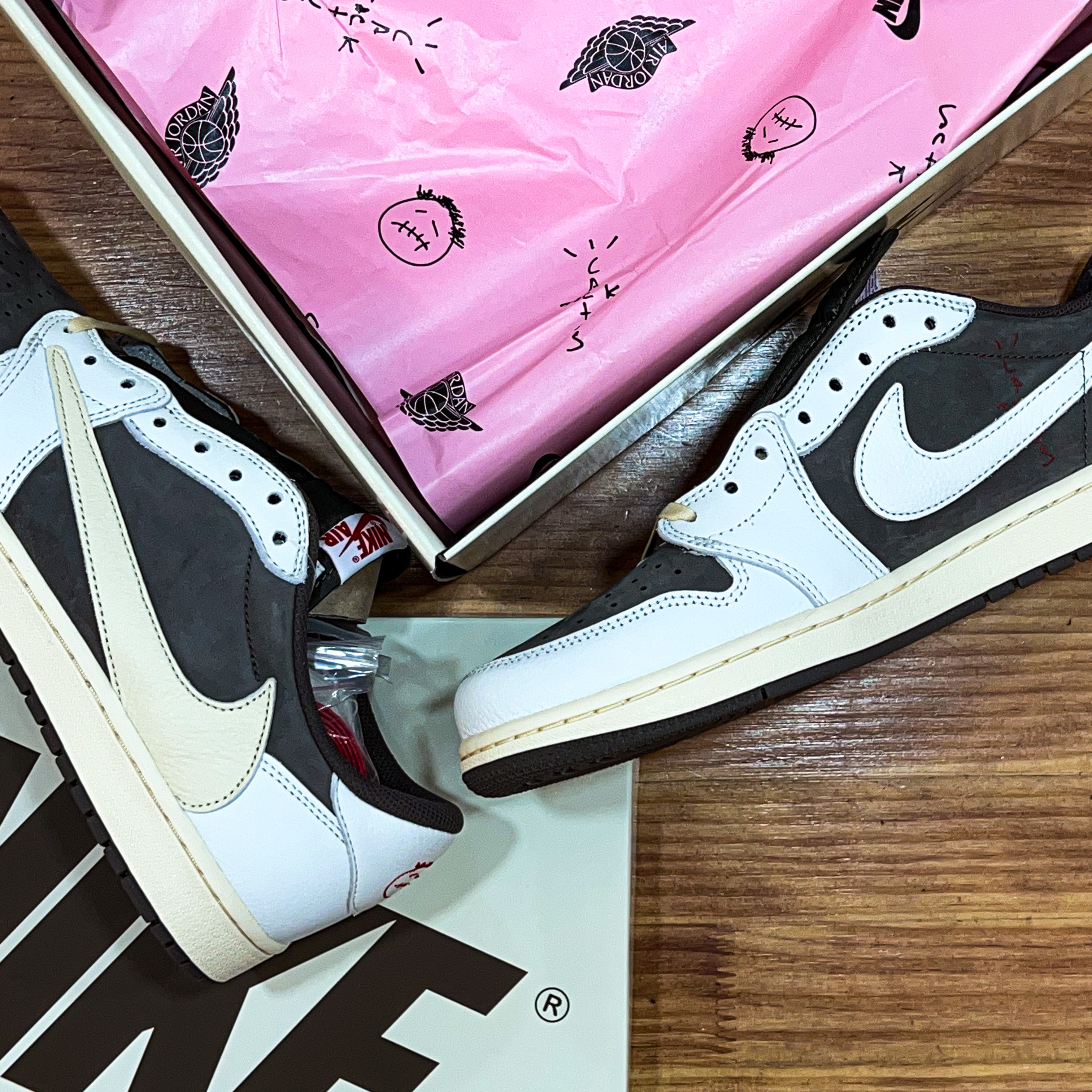 Jordan 1 x Travis Scott Retro Low OG SP Sail and Ridgerock 착용 스타일 - 3