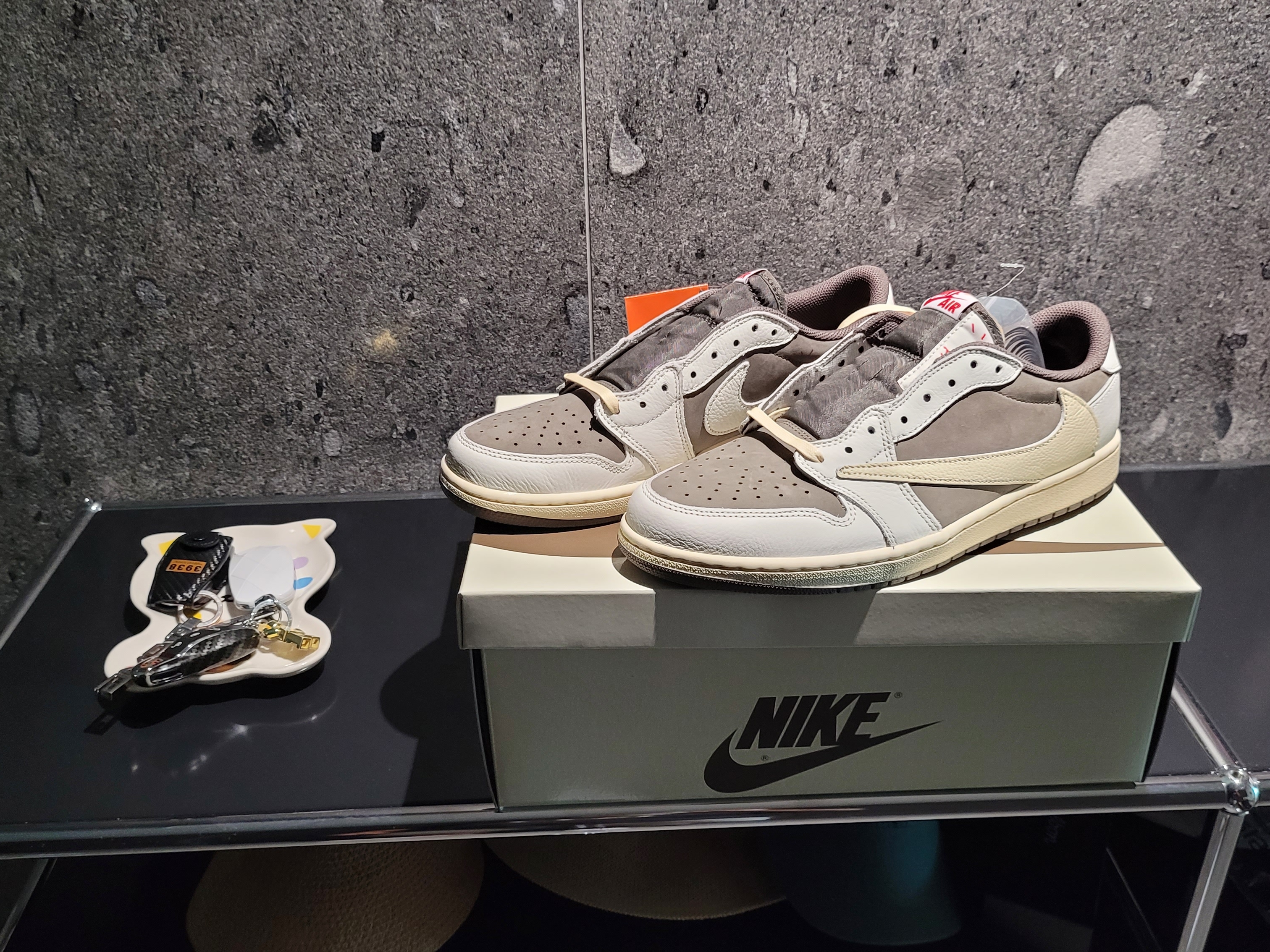 Jordan 1 x Travis Scott Retro Low OG SP Sail and Ridgerock 착용 스타일