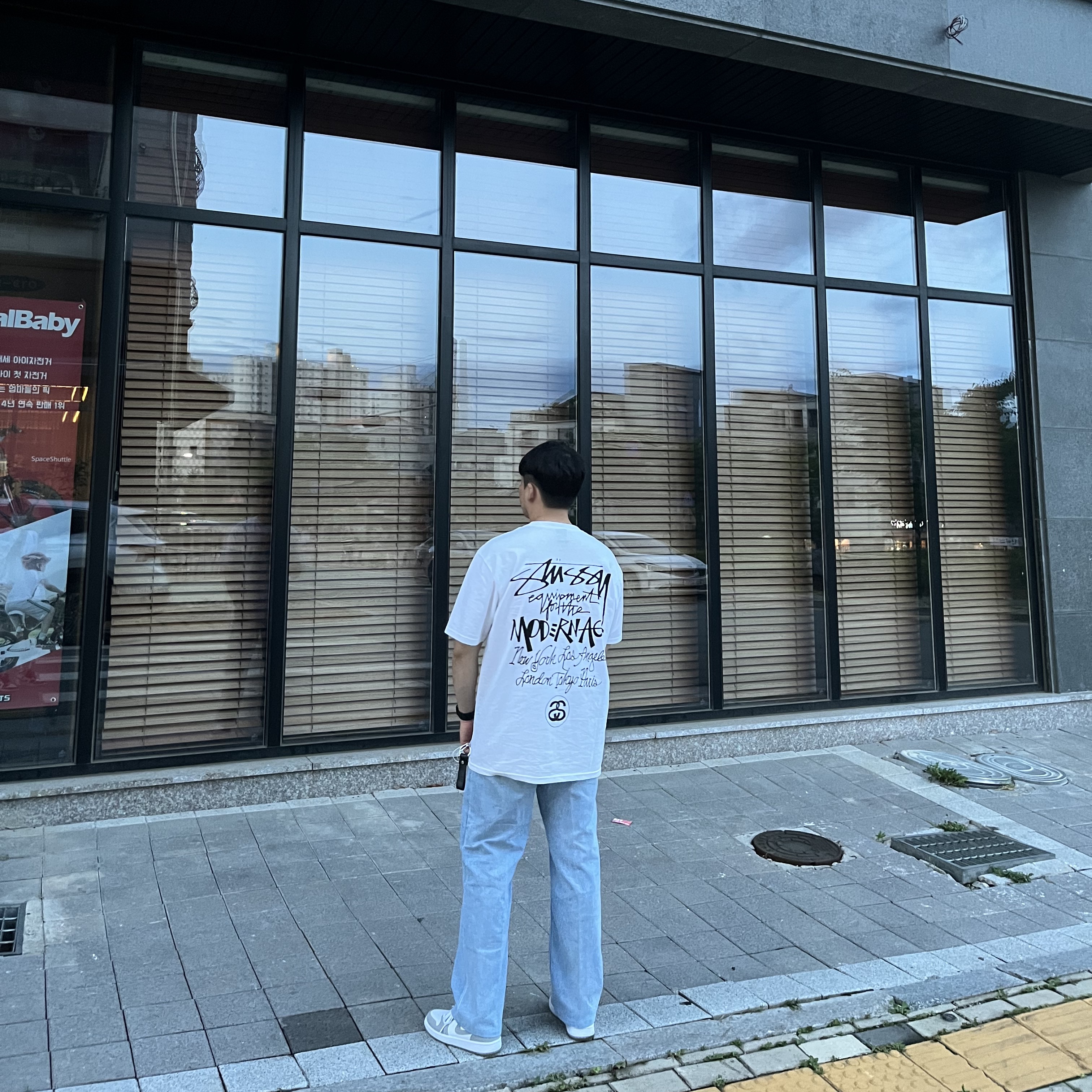 Stussy Modern Age T-Shirt White, (W) Jordan 1 Low White Wolf Grey 착용 스타일