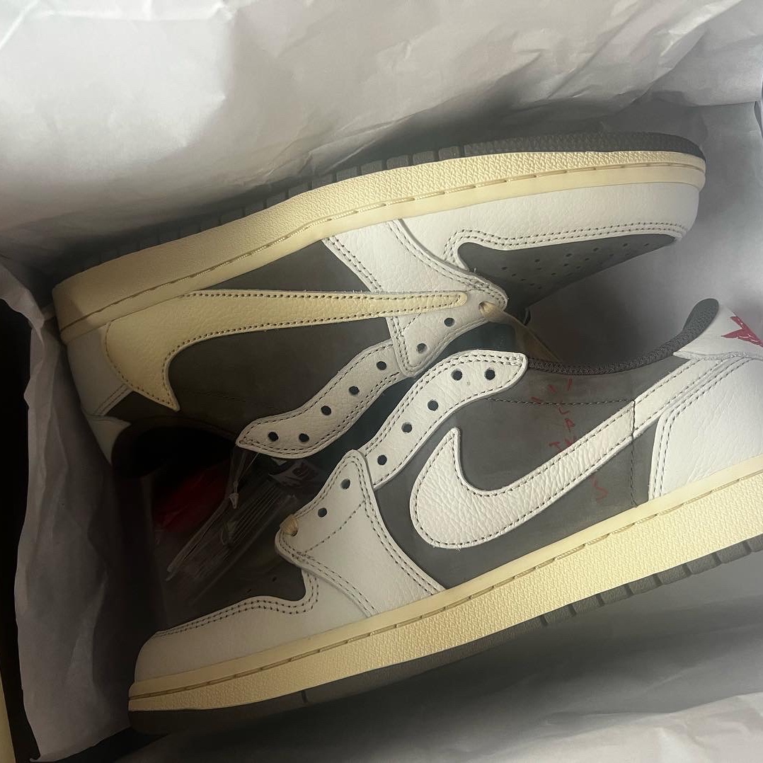 Jordan 1 x Travis Scott Retro Low OG SP Sail and Ridgerock 착용 스타일