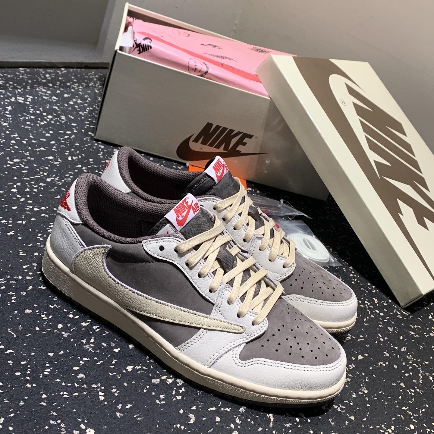 Jordan 1 x Travis Scott Retro Low OG SP Sail and Ridgerock 착용 스타일 - 4