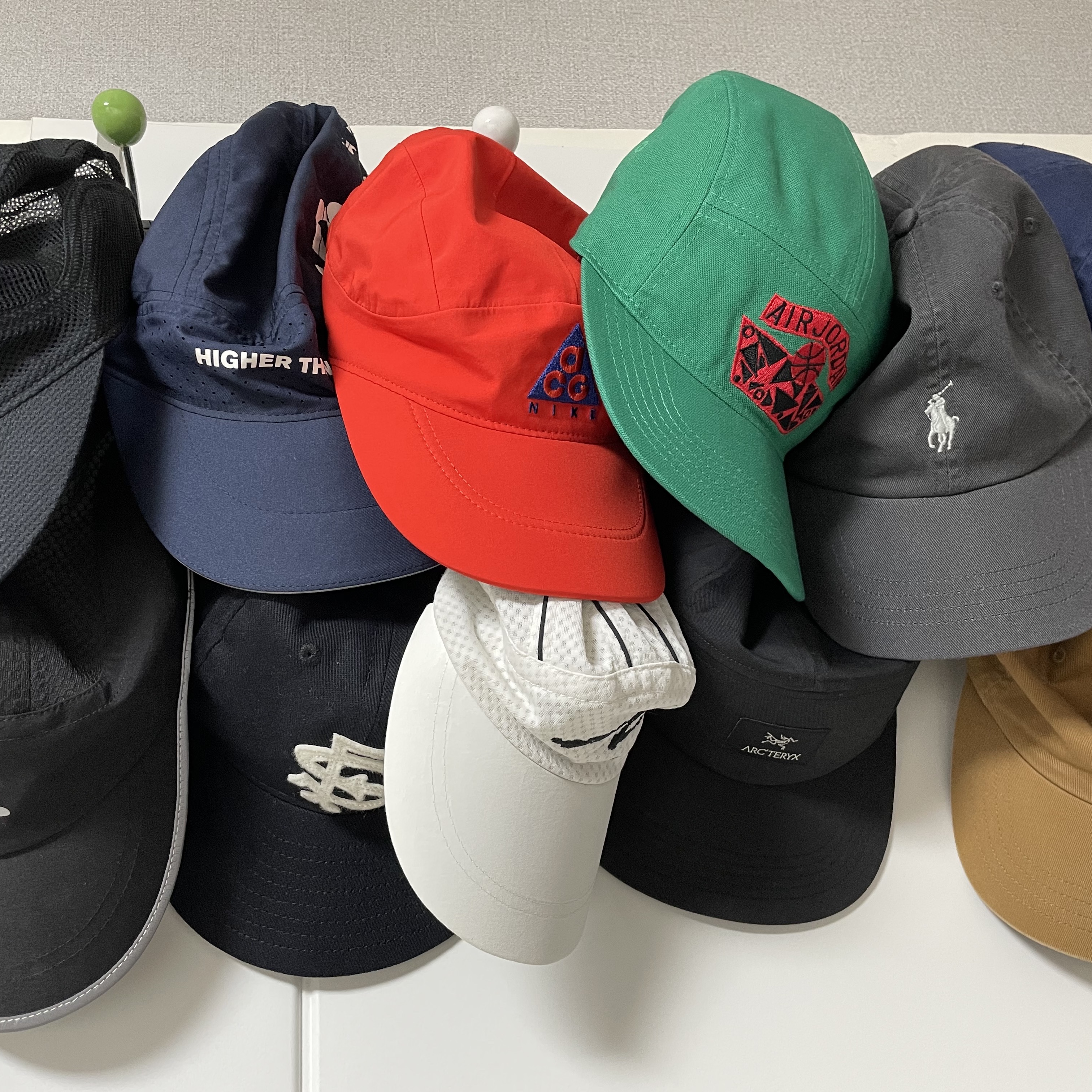 Jordan x Nina Chanel Abney AW84 Adjustable Hat Green, Porter Tanker 2Way Helmet Bag Black 착용 스타일 - 2