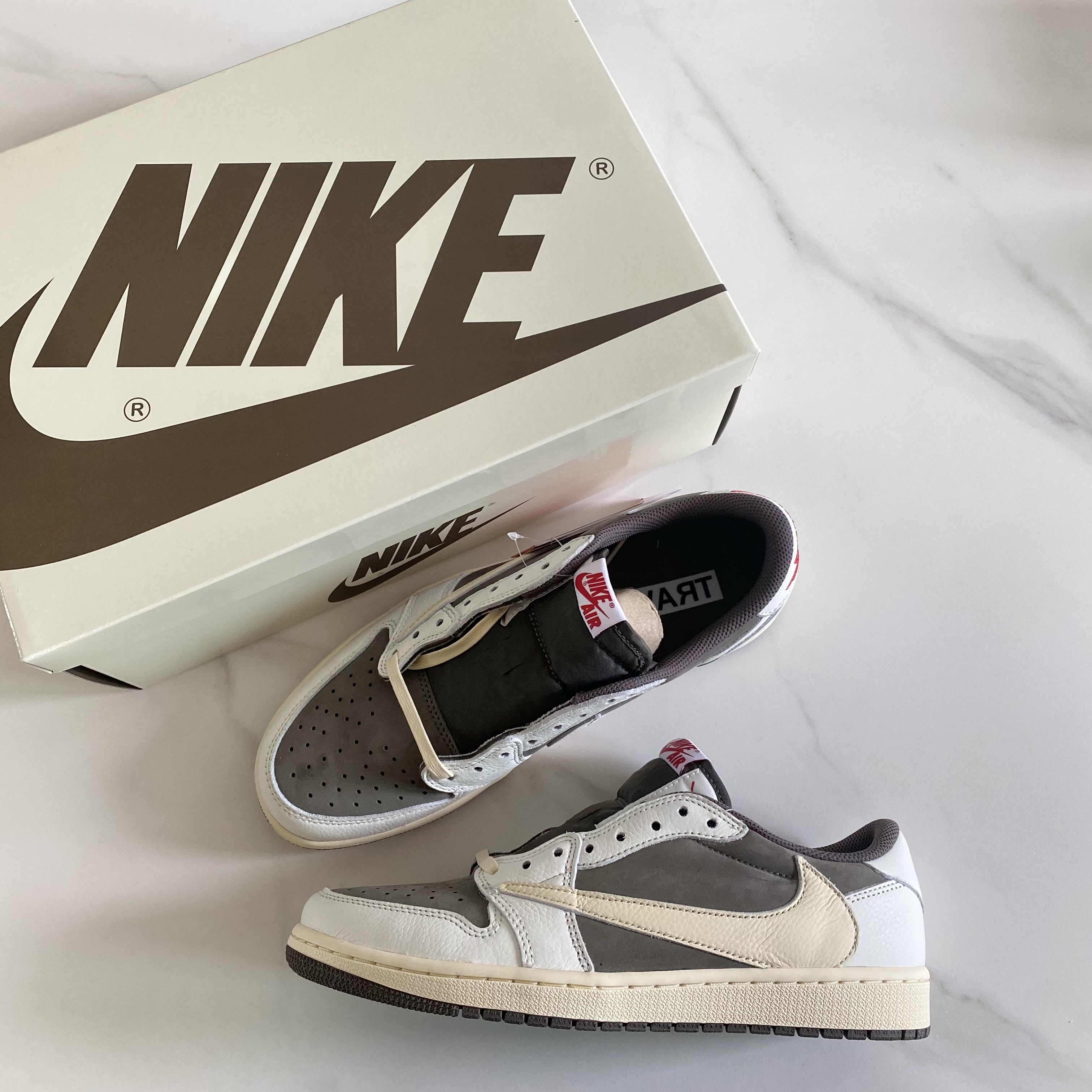 Jordan 1 x Travis Scott Retro Low OG SP Sail and Ridgerock 착용 스타일