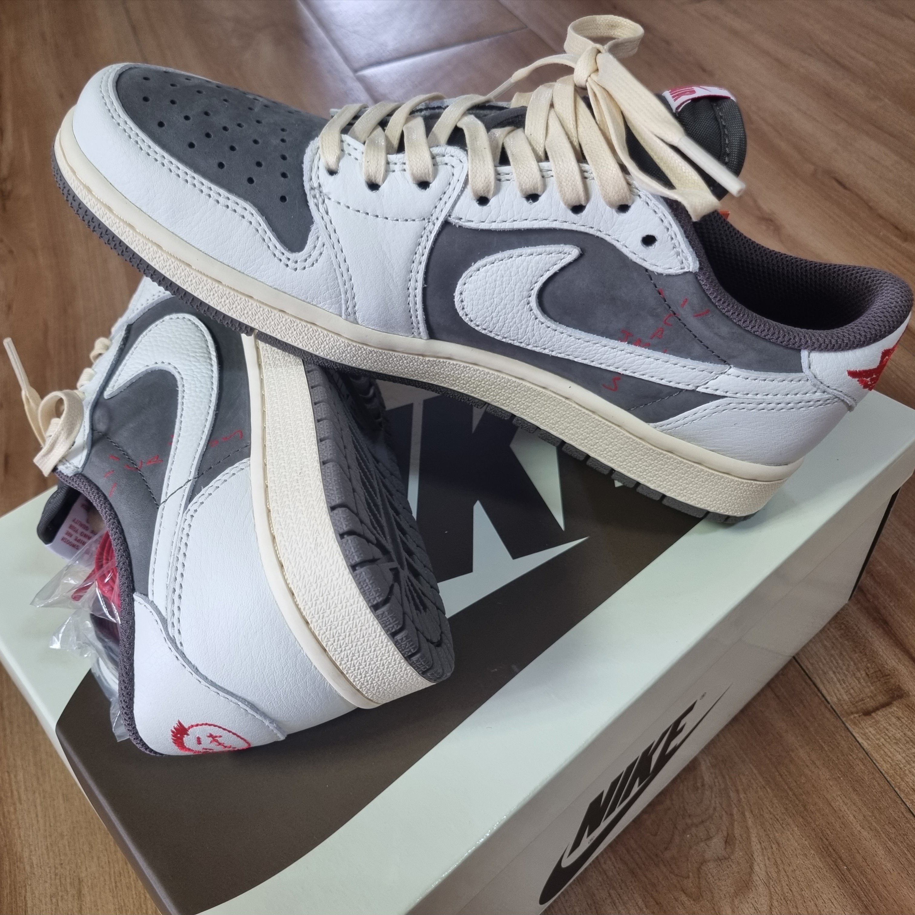 Jordan 1 x Travis Scott Retro Low OG SP Sail and Ridgerock 착용 스타일 - 3