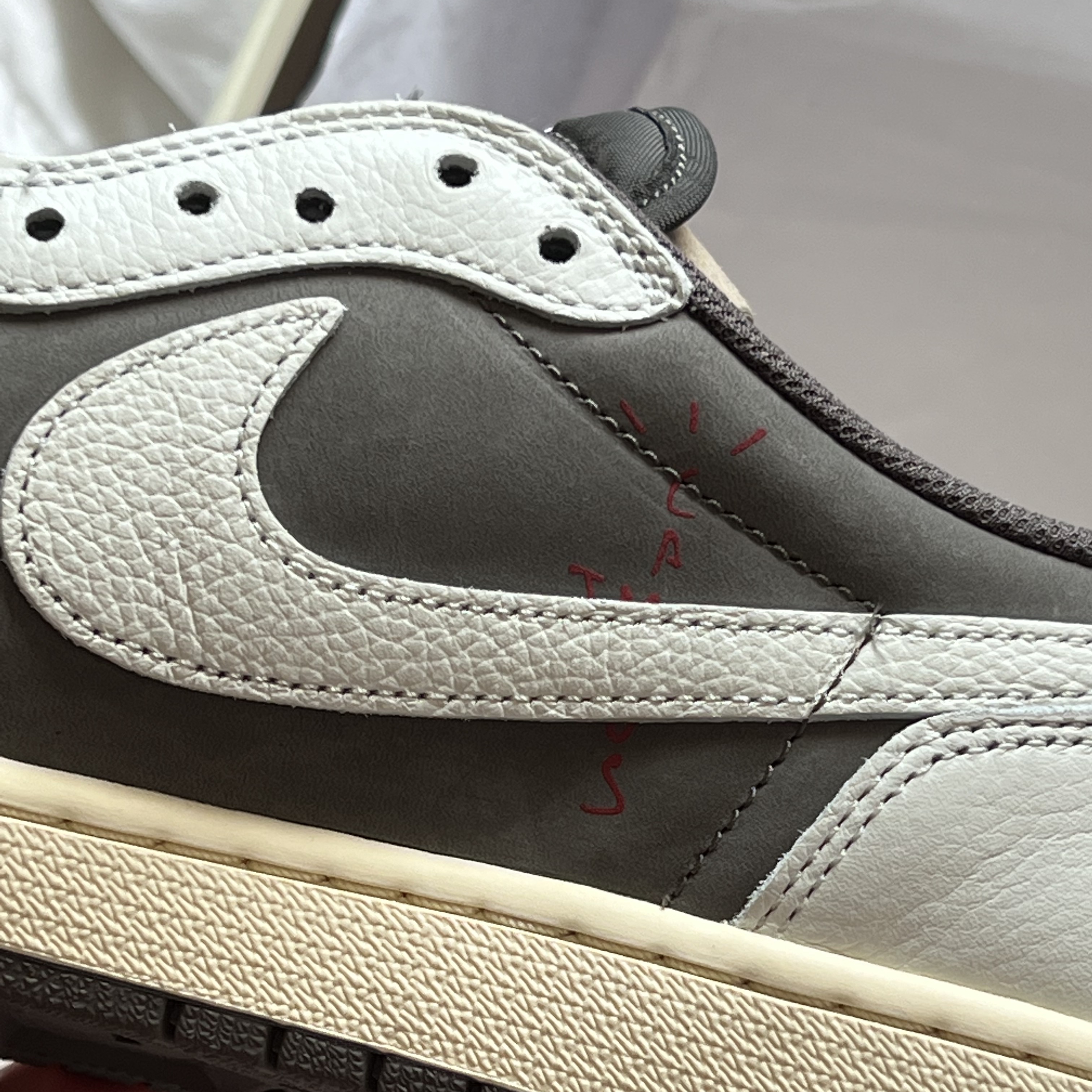 Jordan 1 x Travis Scott Retro Low OG SP Sail and Ridgerock 착용 스타일 - 4