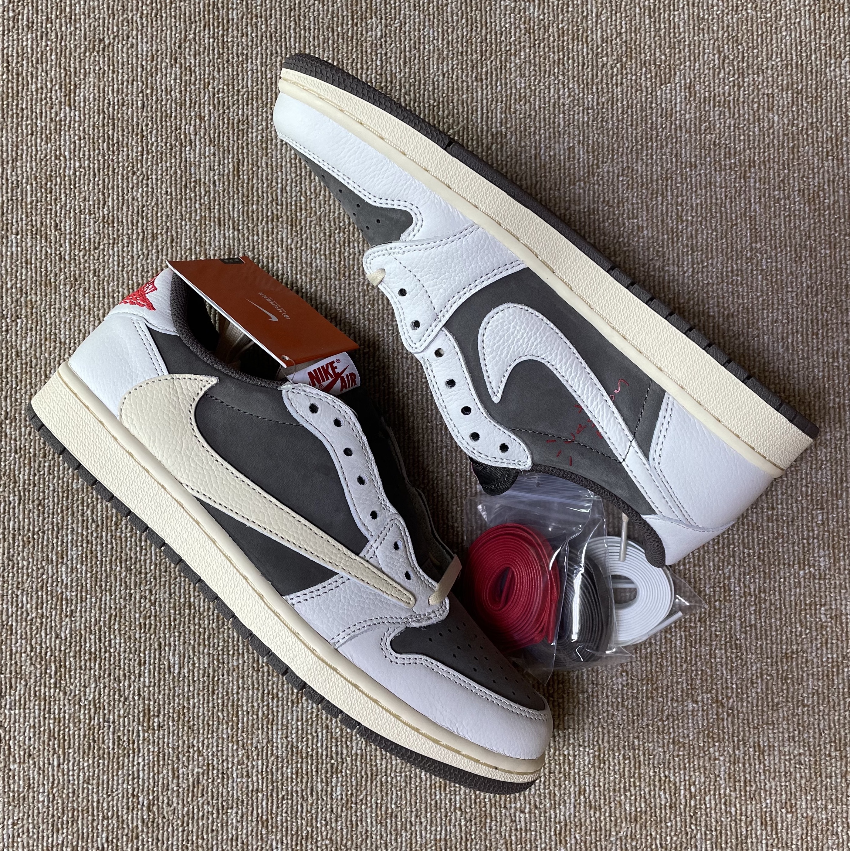 Jordan 1 x Travis Scott Retro Low OG SP Sail and Ridgerock 착용 스타일