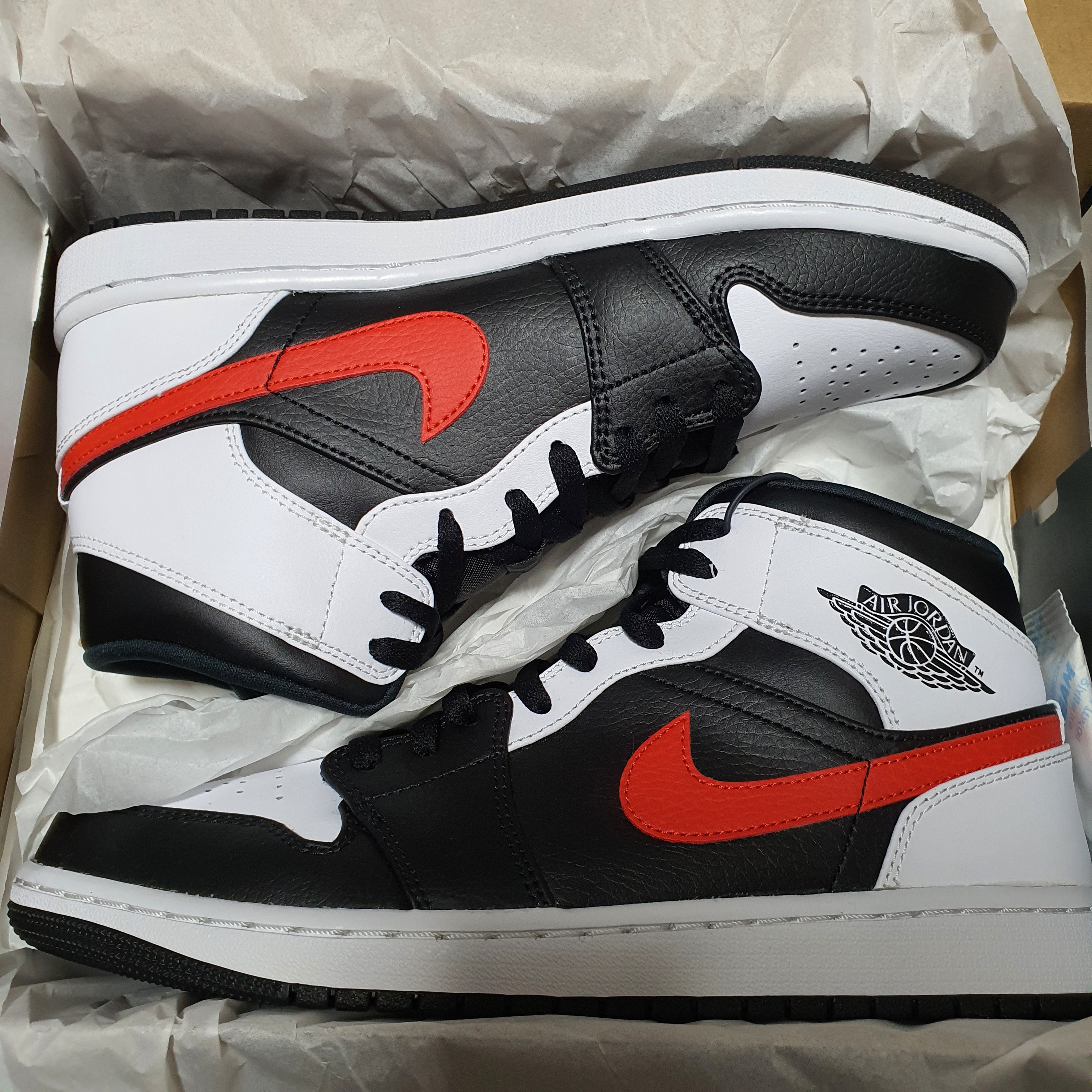 Jordan 1 Mid Black Chile Red 착용 스타일 - 3