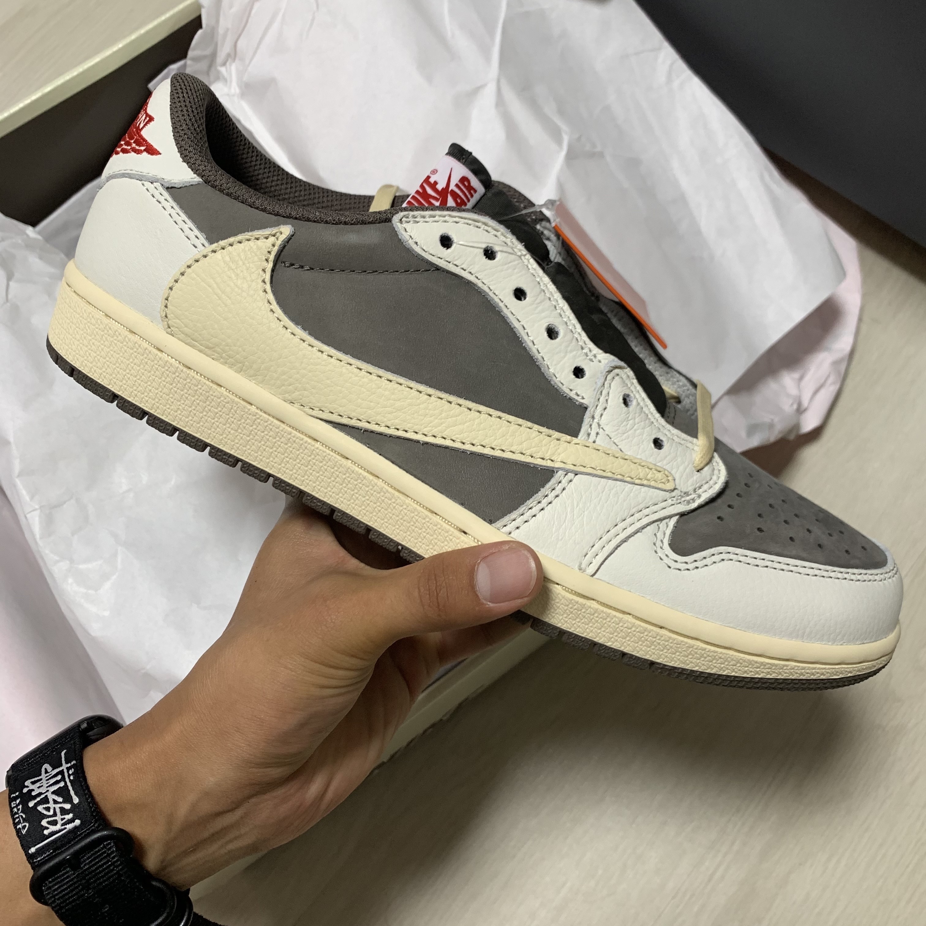 Jordan 1 x Travis Scott Retro Low OG SP Sail and Ridgerock 착용 스타일 - 1