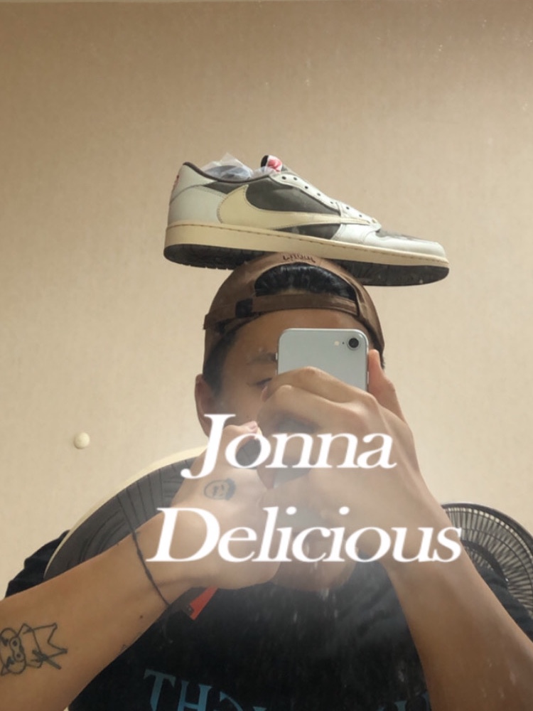 Jordan 1 x Travis Scott Retro Low OG SP Sail and Ridgerock 착용 스타일 - 1