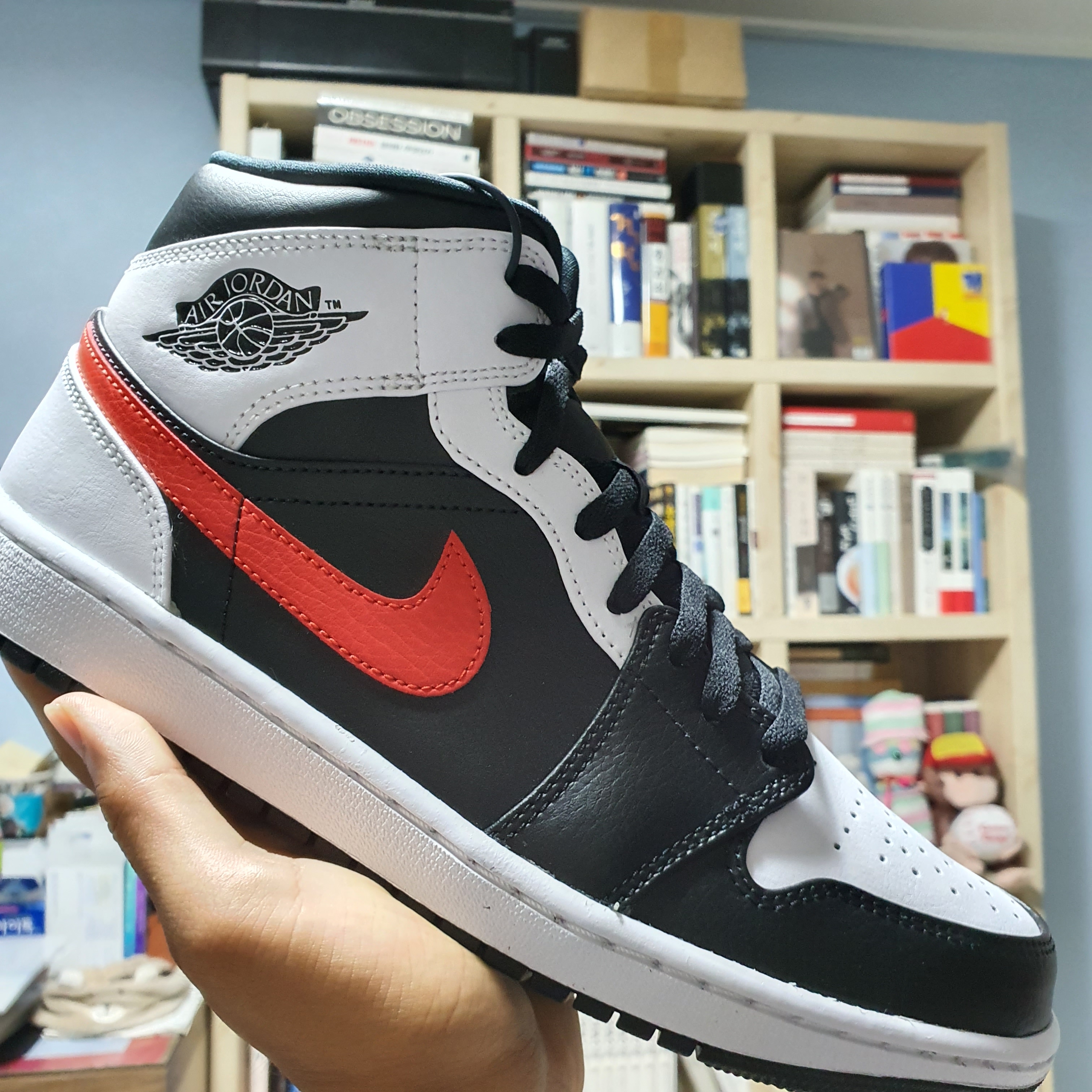 Jordan 1 Mid Black Chile Red 착용 스타일 - 1
