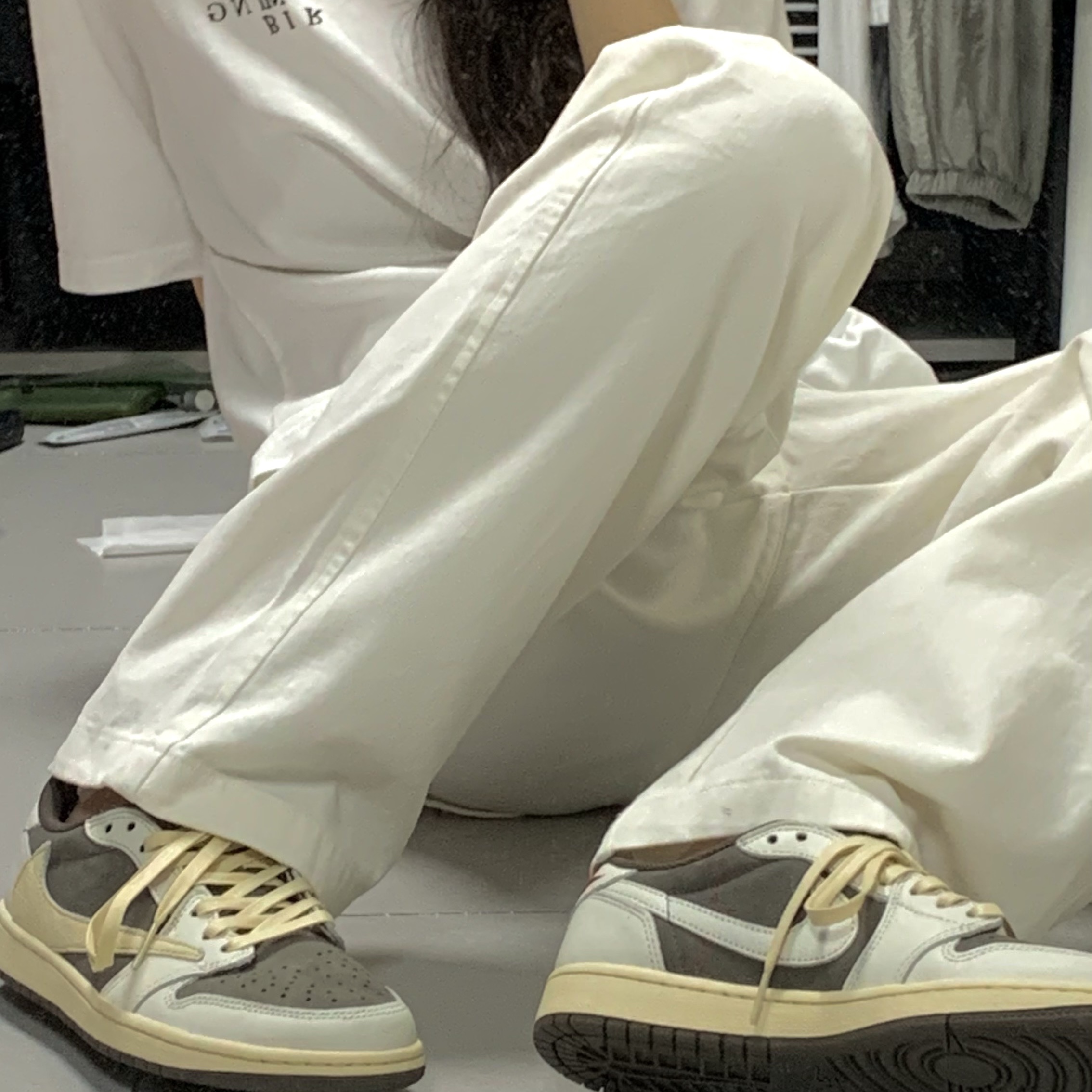 Jordan 1 x Travis Scott Retro Low OG SP Sail and Ridgerock 착용 스타일 - 2