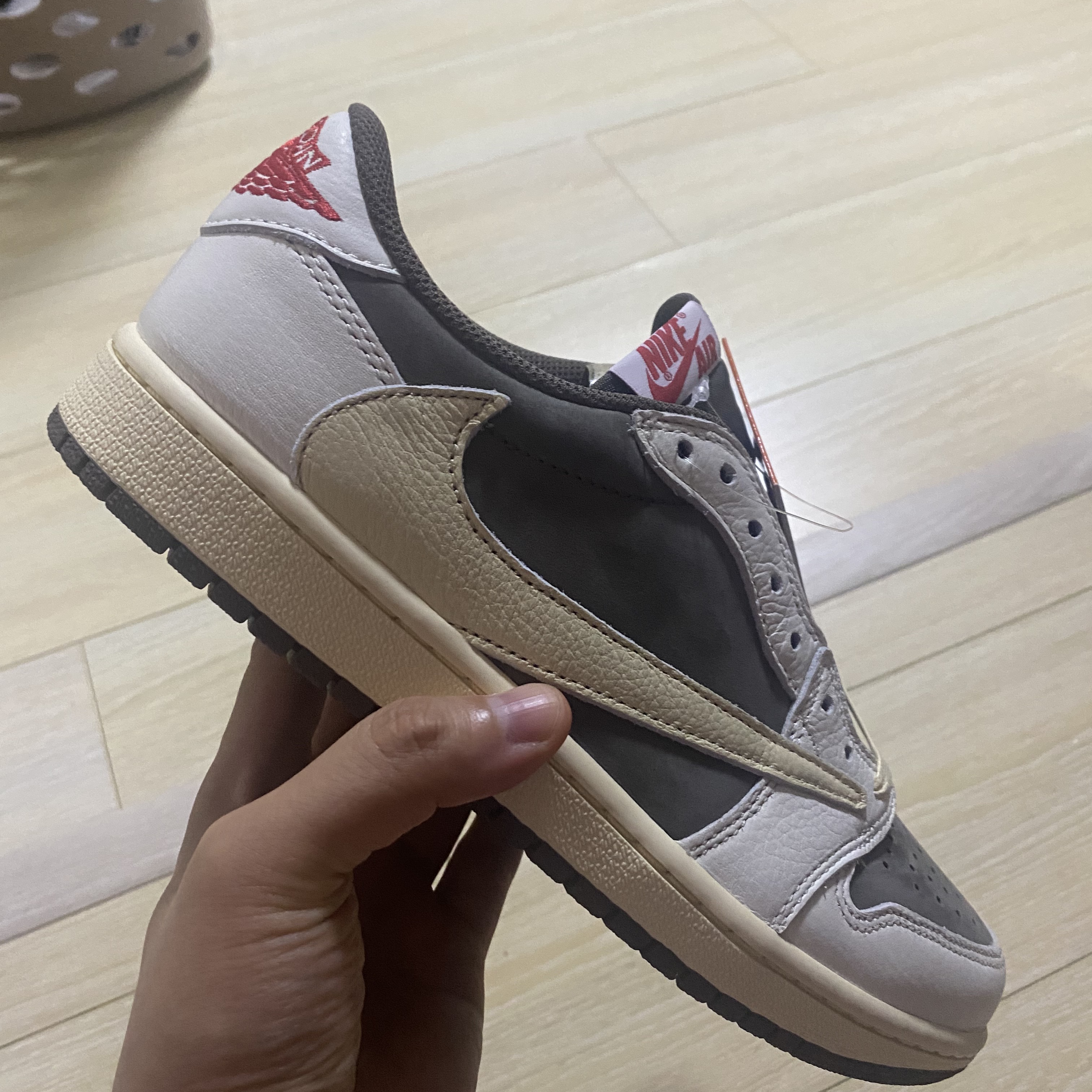 Jordan 1 x Travis Scott Retro Low OG SP Sail and Ridgerock 착용 스타일 - 1