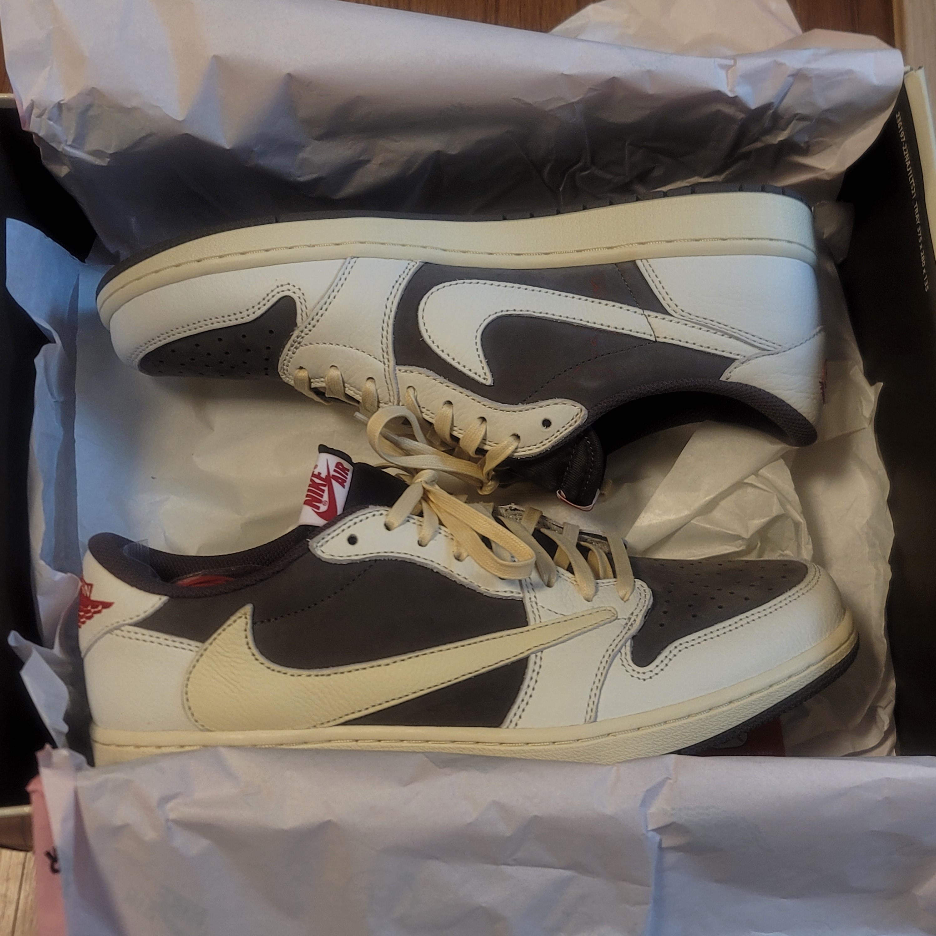 Jordan 1 x Travis Scott Retro Low OG SP Sail and Ridgerock 착용 스타일 - 2