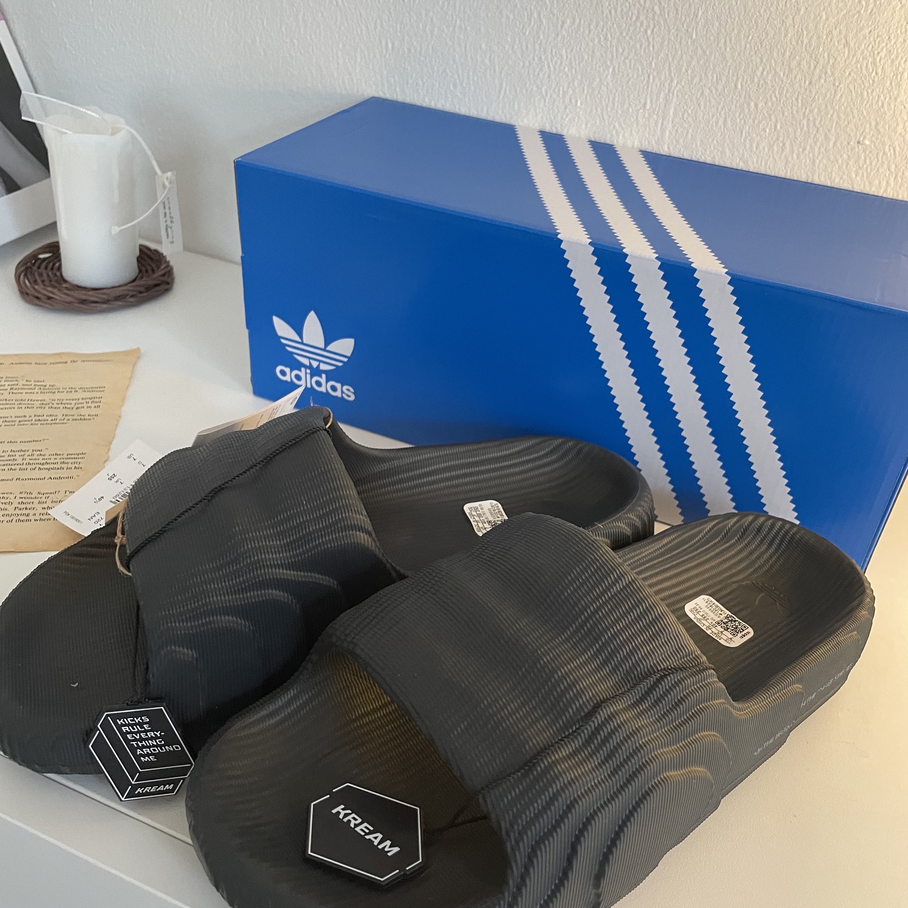 Adidas Adilette 22 Carbon 착용 스타일