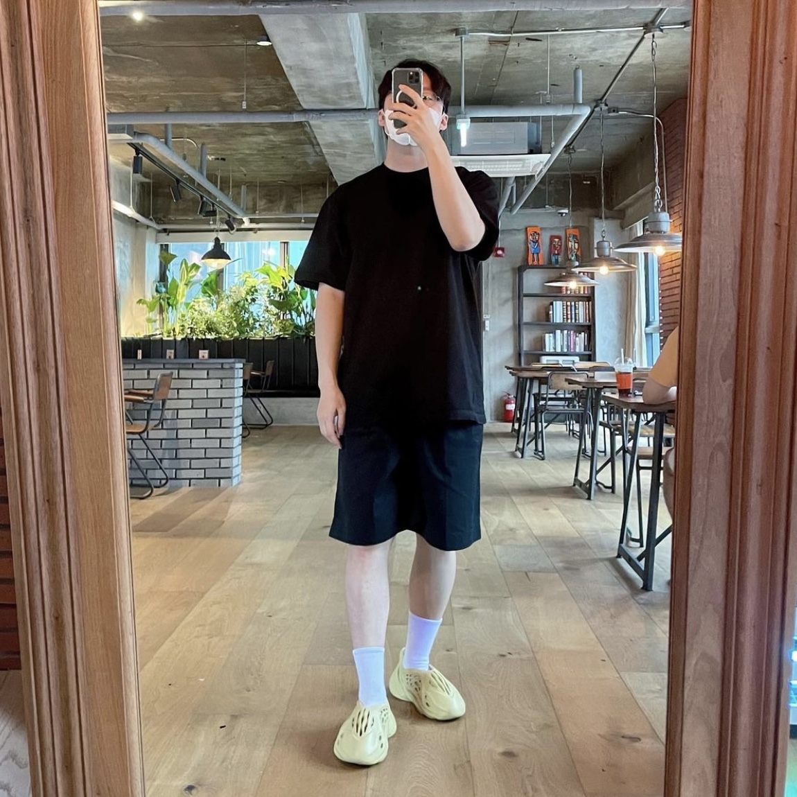 Adidas Yeezy Foam RNNR Sulfur 착용 스타일