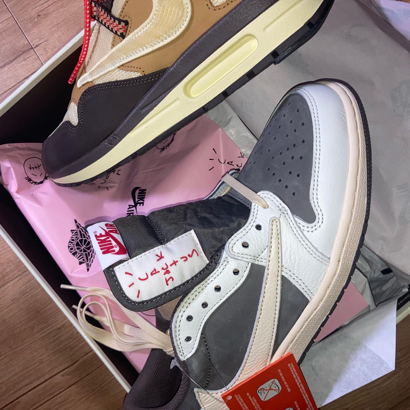 Jordan 1 x Travis Scott Retro Low OG SP Sail and Ridgerock, Nike x Travis Scott Air Max 1 Cact.us Brown 착용 스타일 - 3