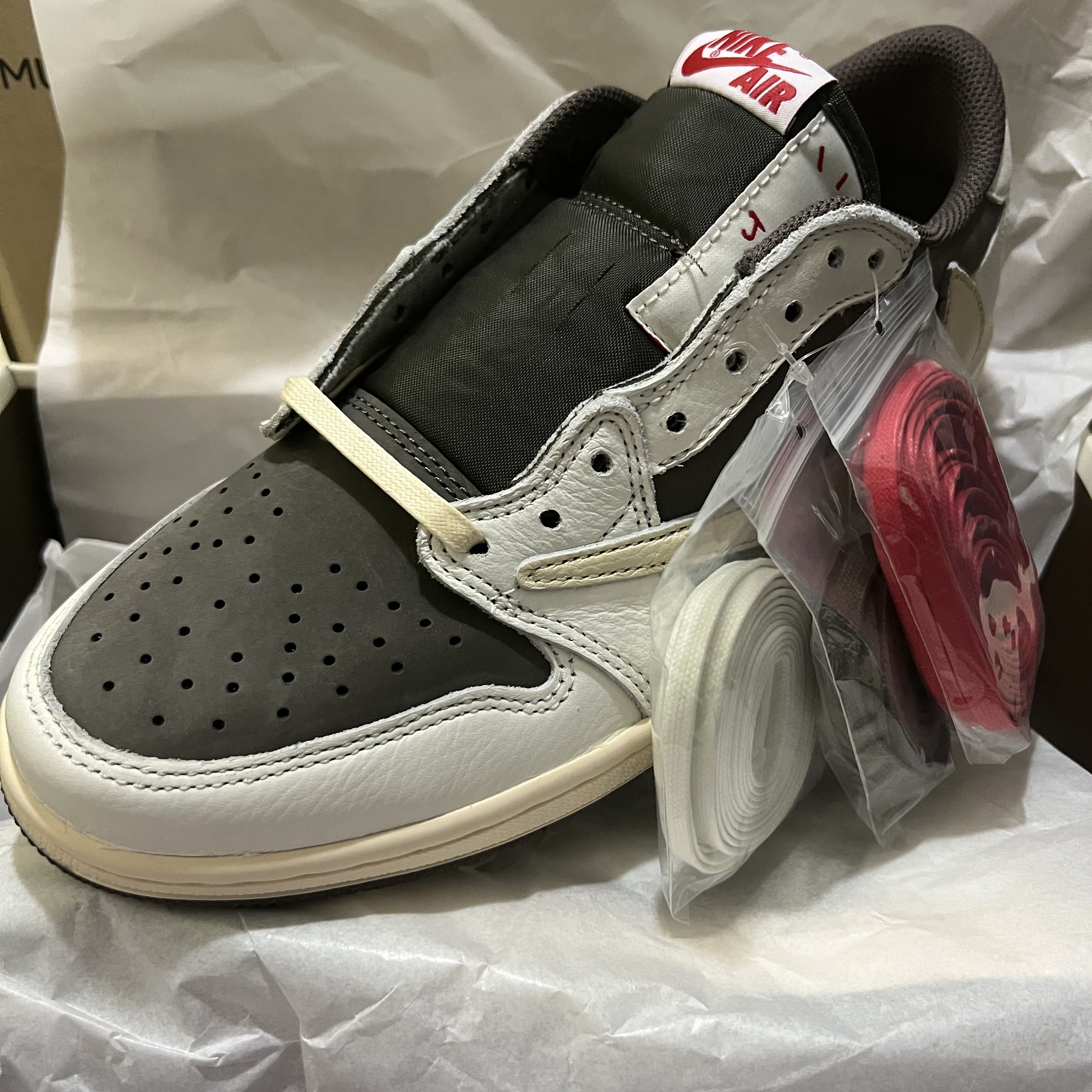 Jordan 1 x Travis Scott Retro Low OG SP Sail and Ridgerock 착용 스타일