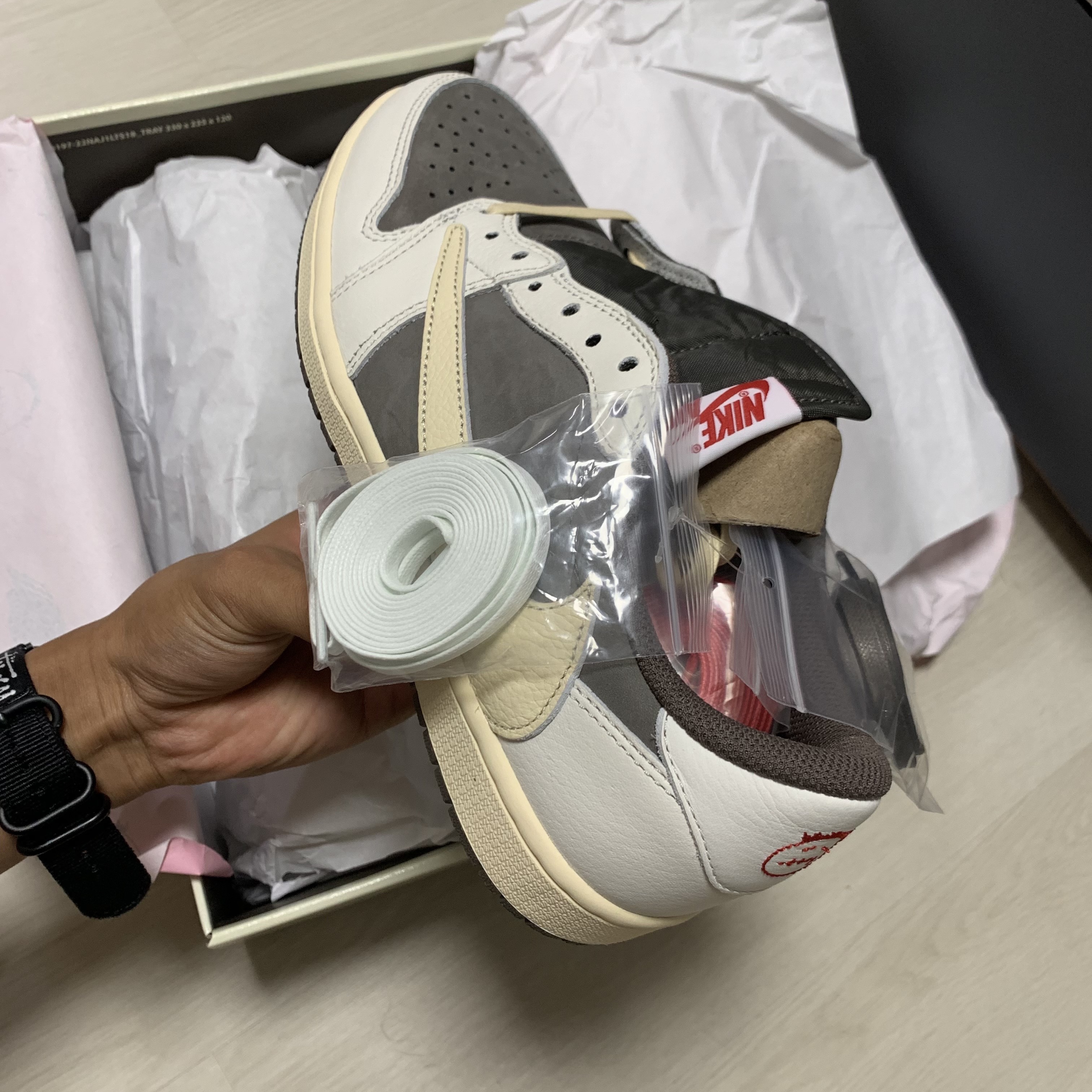 Jordan 1 x Travis Scott Retro Low OG SP Sail and Ridgerock 착용 스타일 - 3