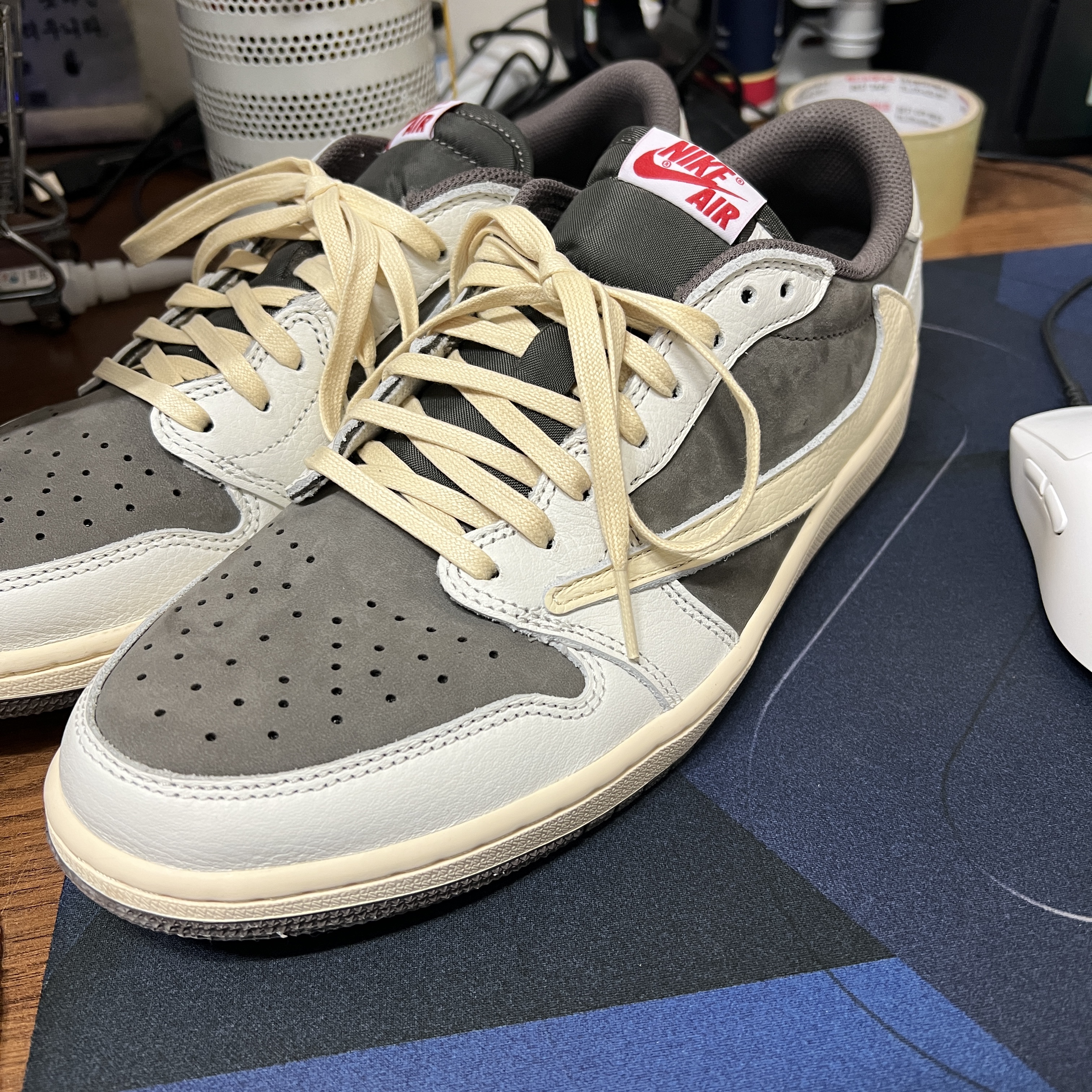 Jordan 1 x Travis Scott Retro Low OG SP Sail and Ridgerock 착용 스타일 - 1