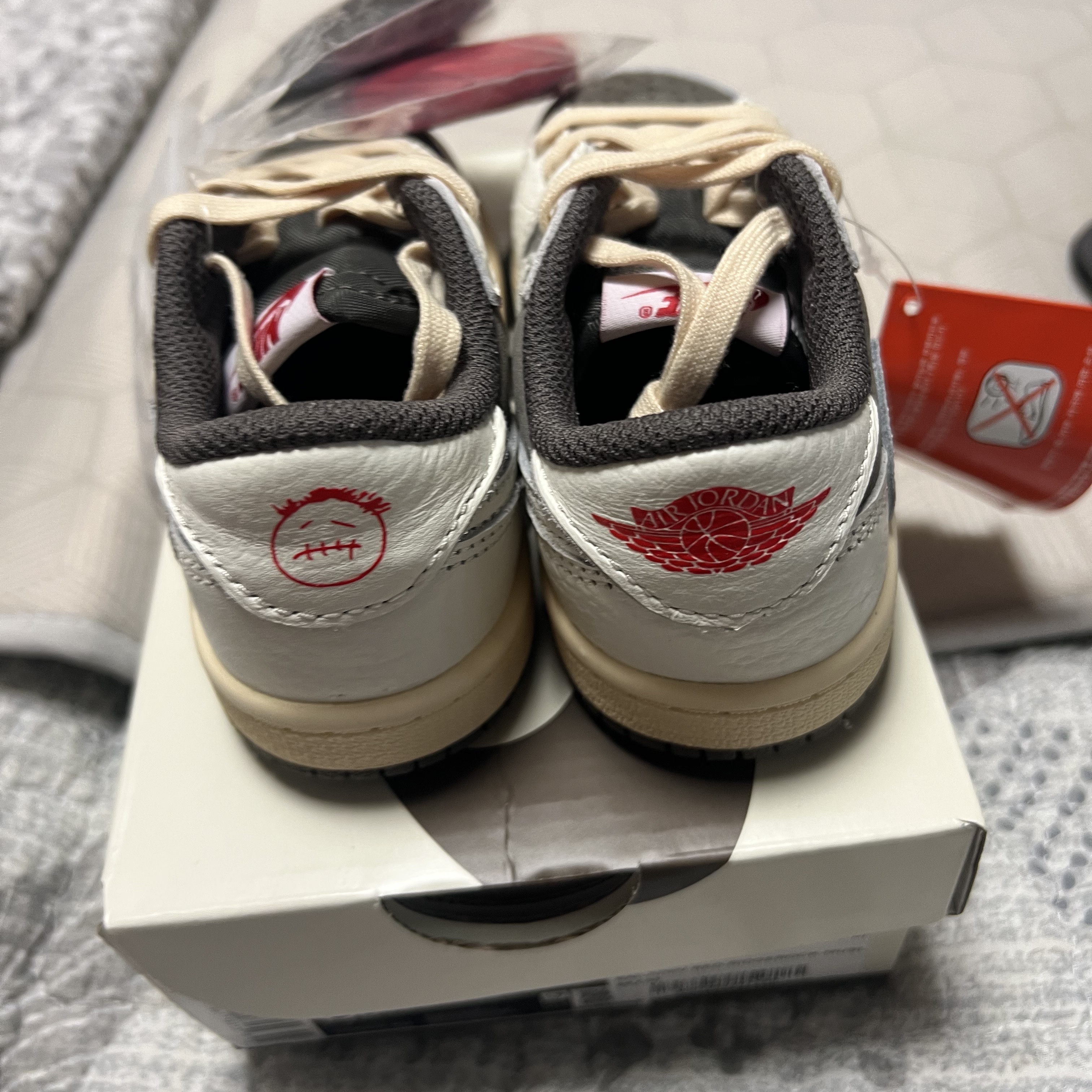 (TD) Jordan 1 x Travis Scott Retro Low OG SP Sail and Ridgerock 착용 스타일 - 3