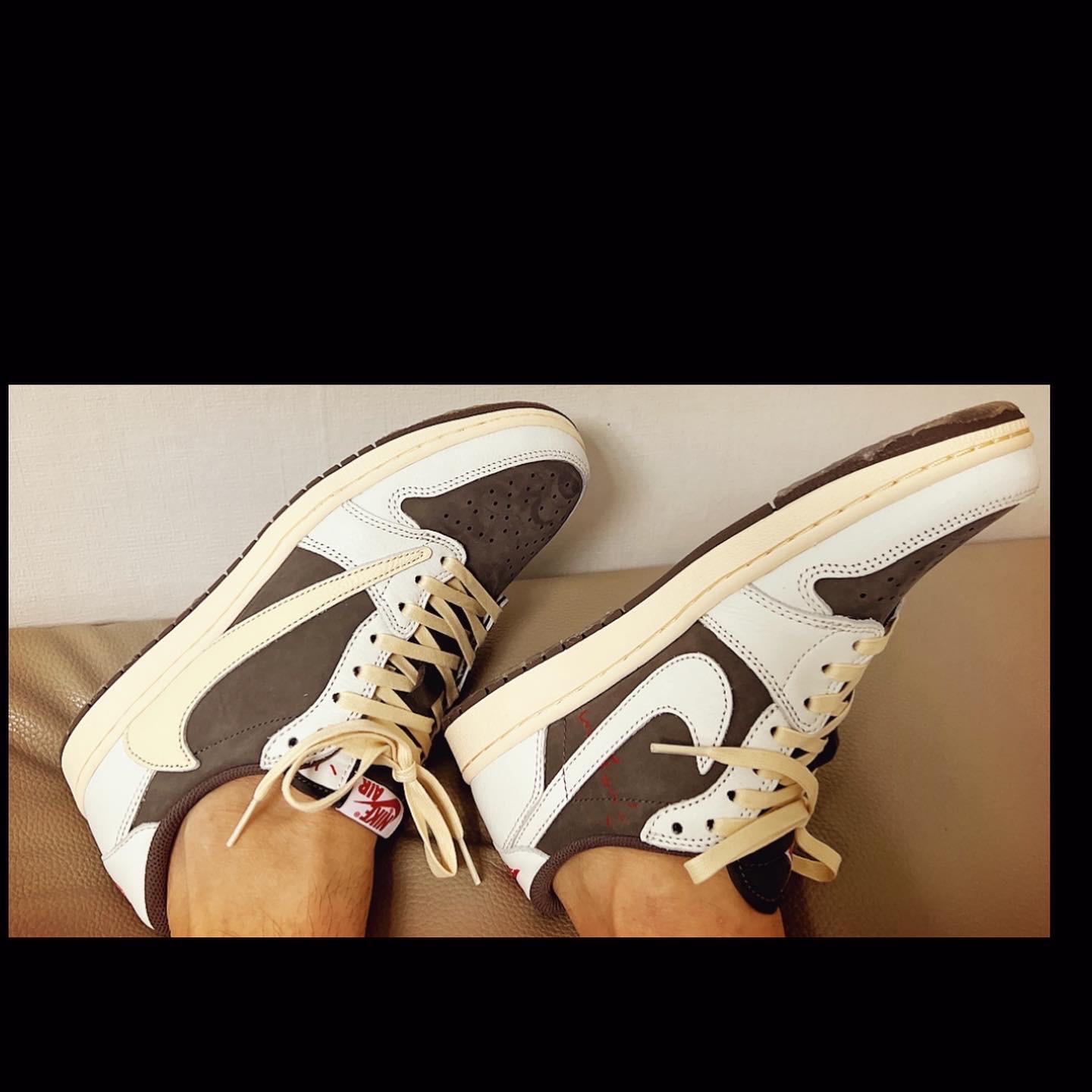 Jordan 1 x Travis Scott Retro Low OG SP Sail and Ridgerock 착용 스타일 - 1