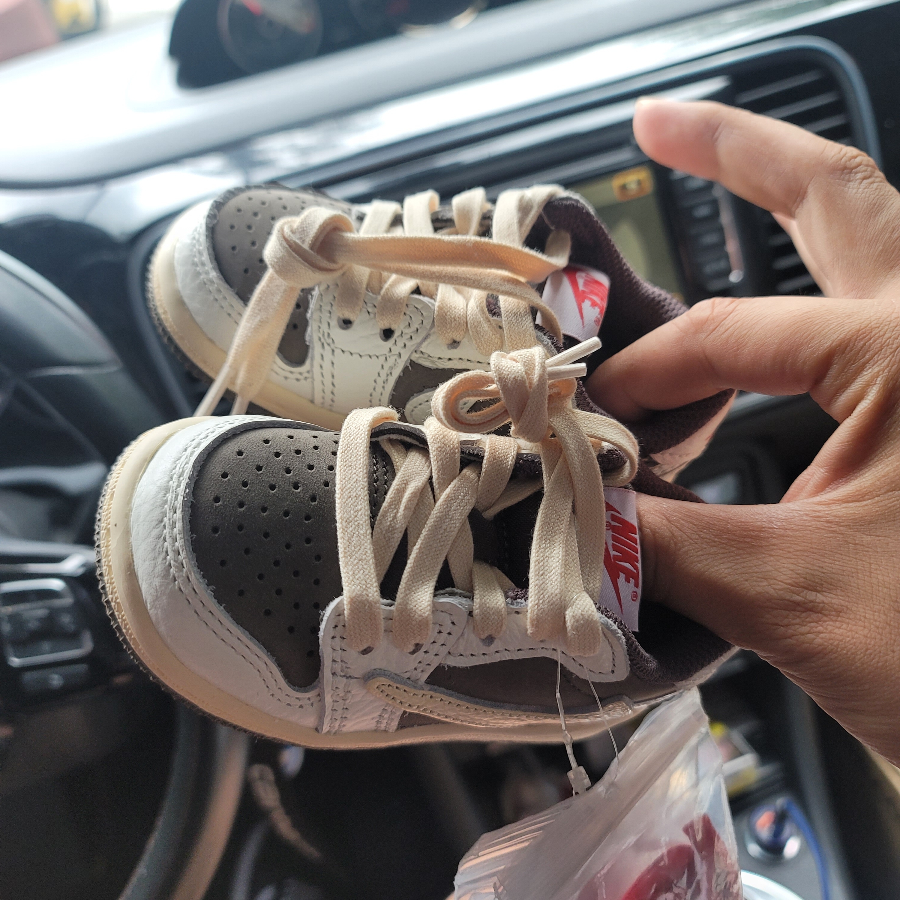 (TD) Jordan 1 x Travis Scott Retro Low OG SP Sail and Ridgerock 착용 스타일 - 2