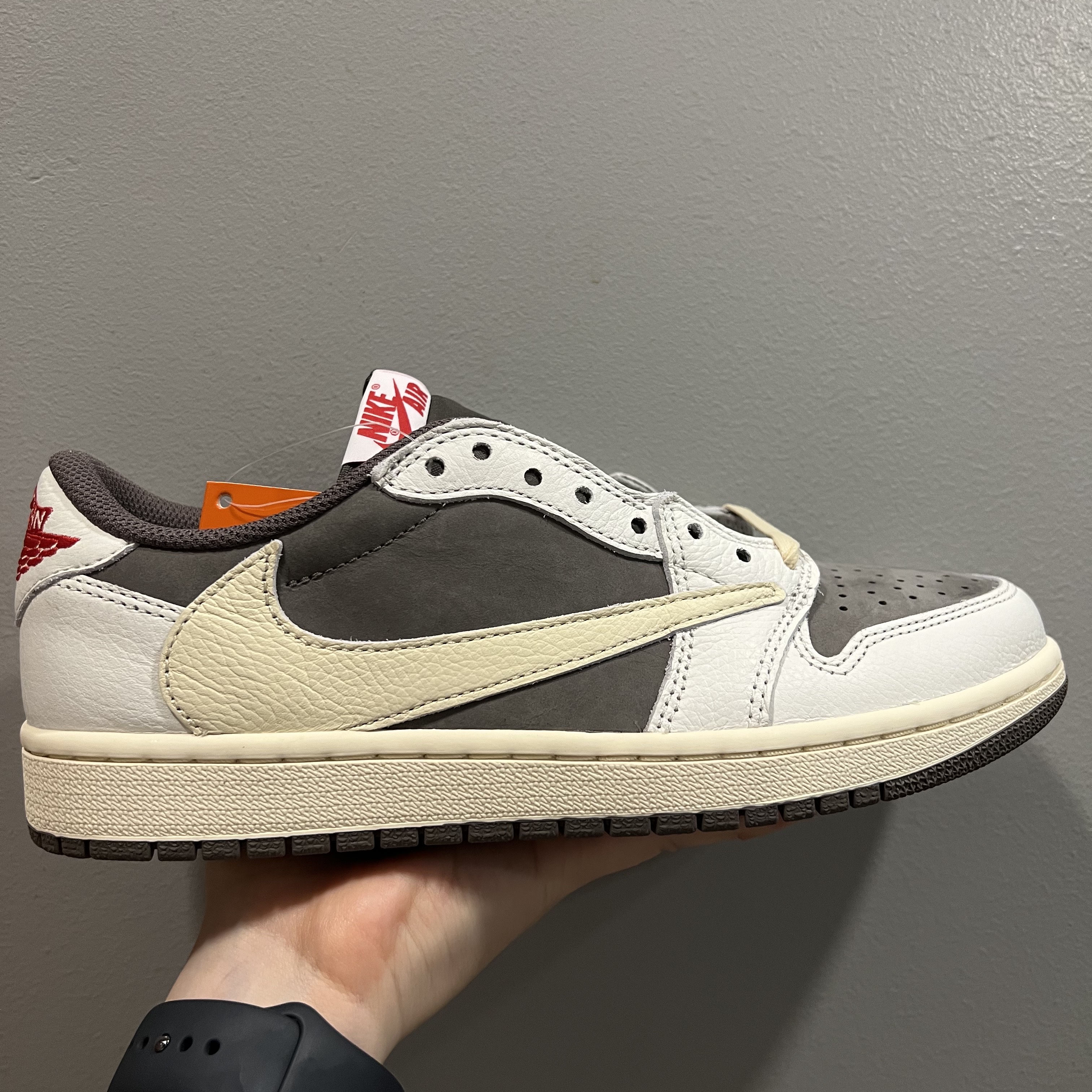Jordan 1 x Travis Scott Retro Low OG SP Sail and Ridgerock 착용 스타일