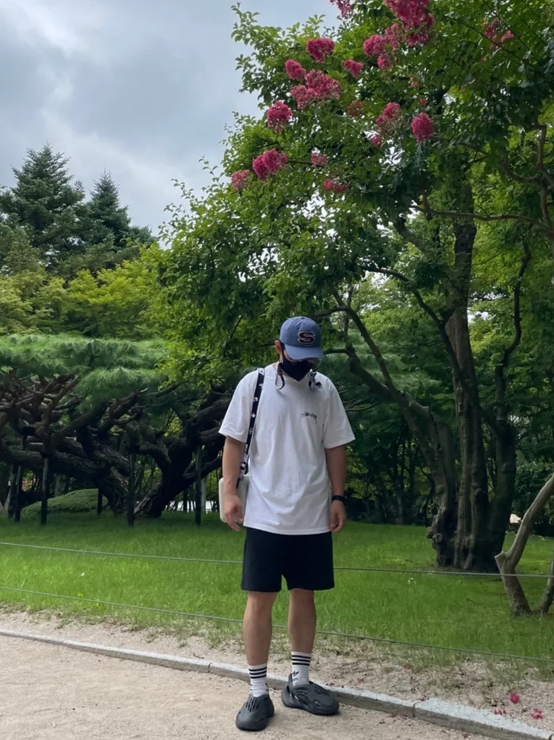 Stussy Chenille S Low Pro Cap Blue, Stussy Modern Age T-Shirt White 착용 스타일 - 1