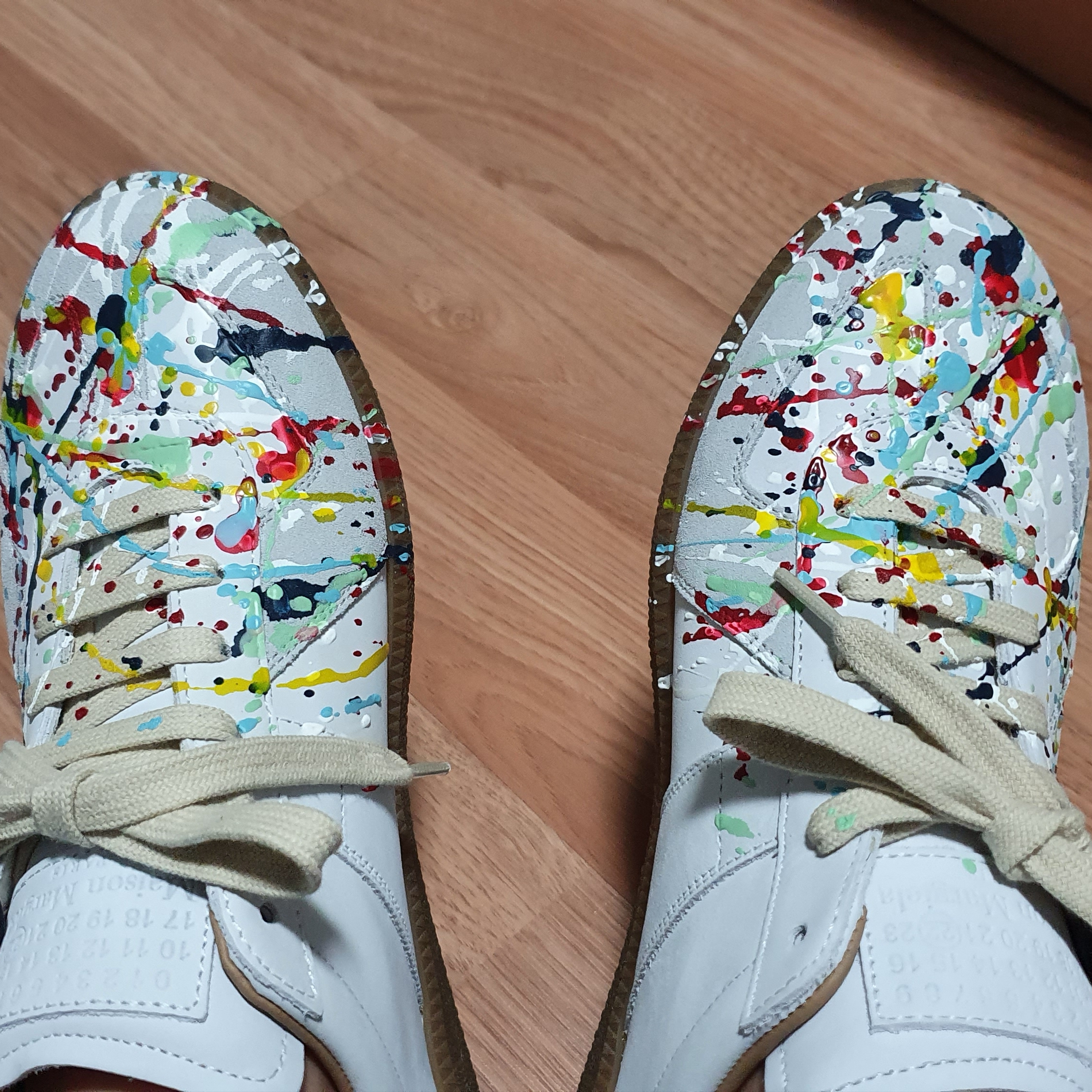 Maison Margiela Replica Paint Drop Sneakers 착용 스타일 - 2