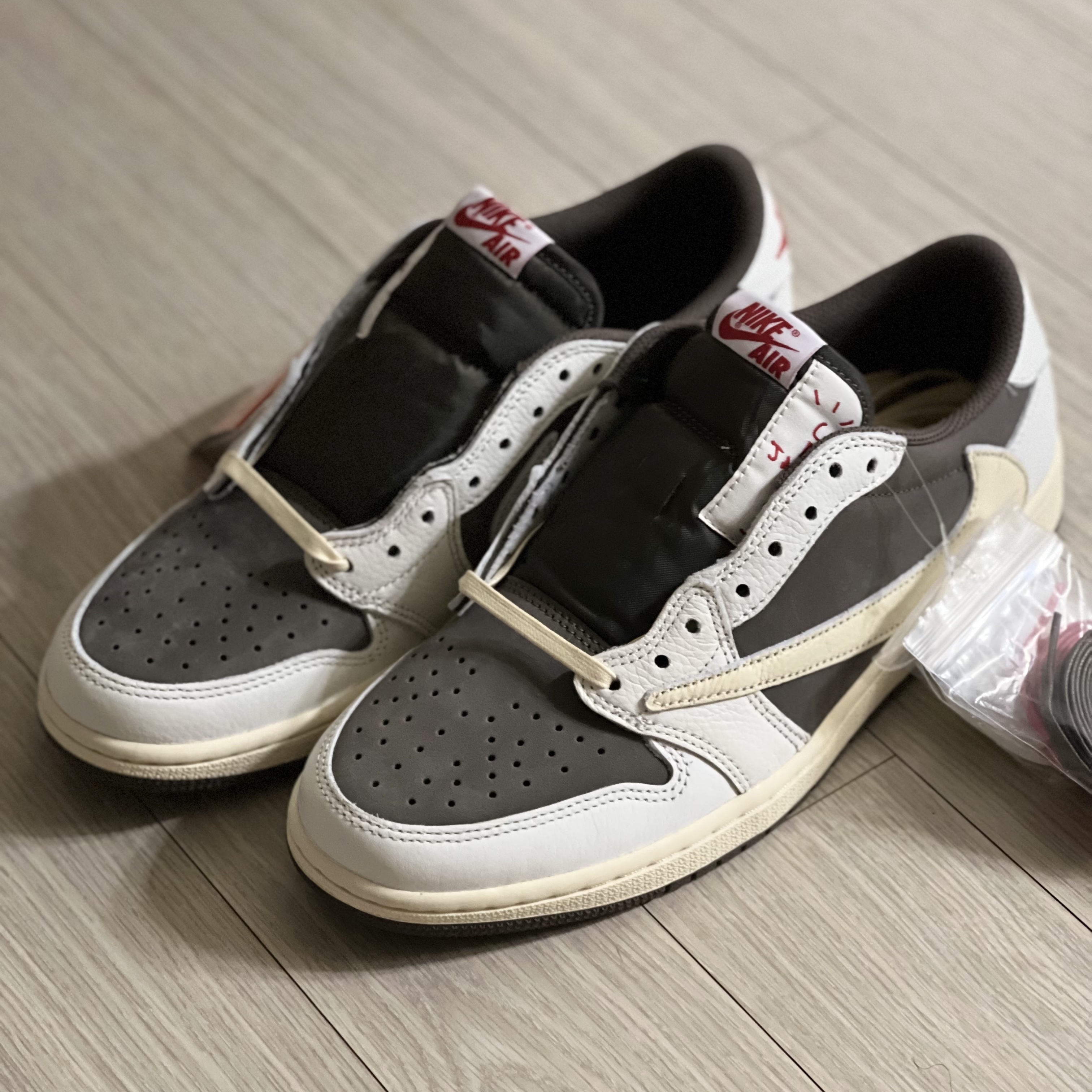 Jordan 1 x Travis Scott Retro Low OG SP Sail and Ridgerock 착용 스타일 - 3