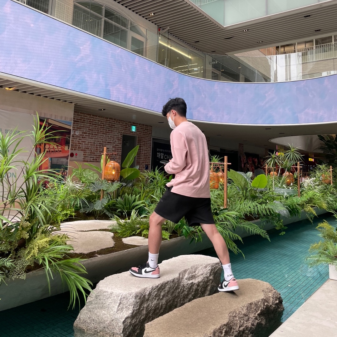 Jordan 1 Retro Low OG Bleached Coral, Essentials Sweatshorts Black - 21SS 착용 스타일