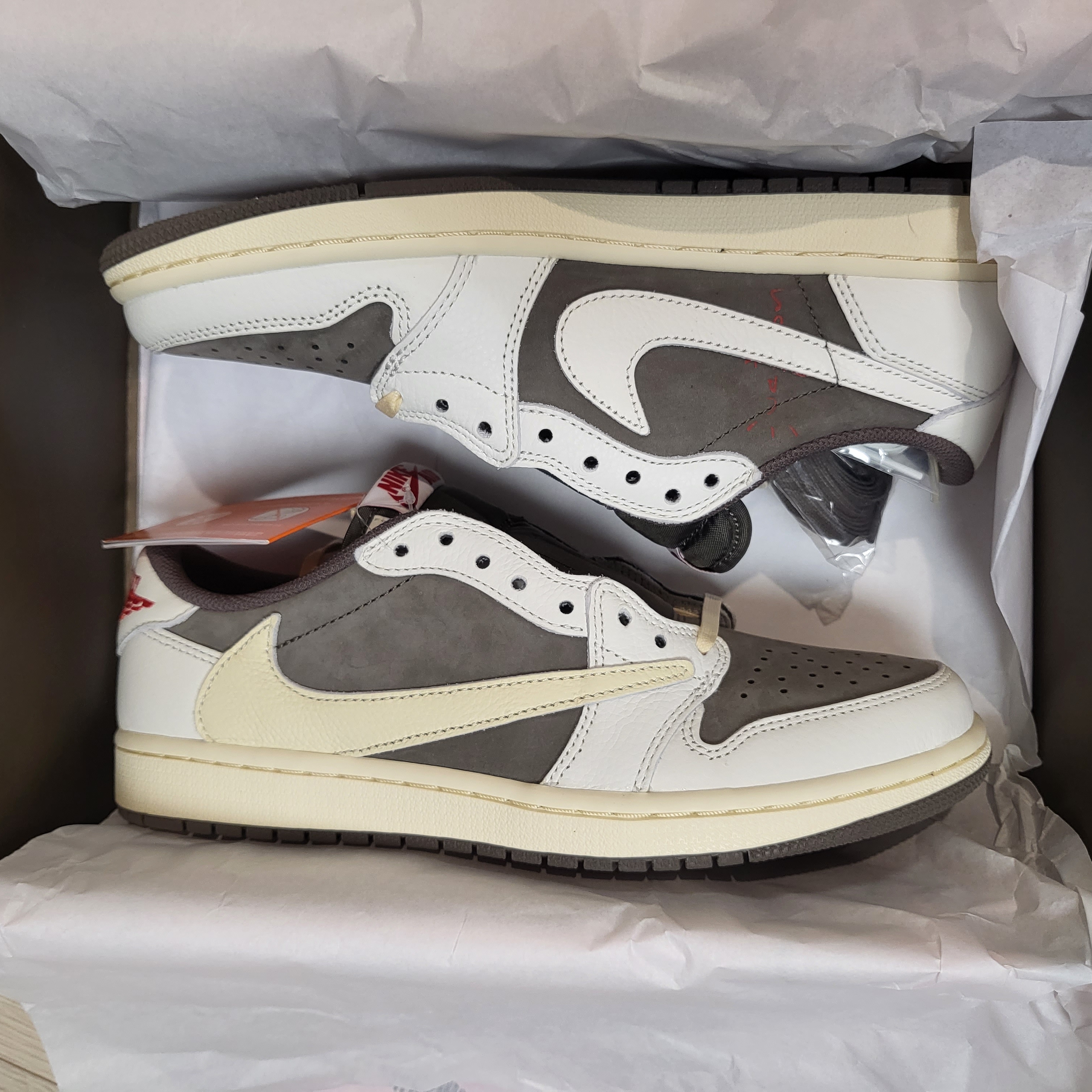 Jordan 1 x Travis Scott Retro Low OG SP Sail and Ridgerock 착용 스타일 - 3
