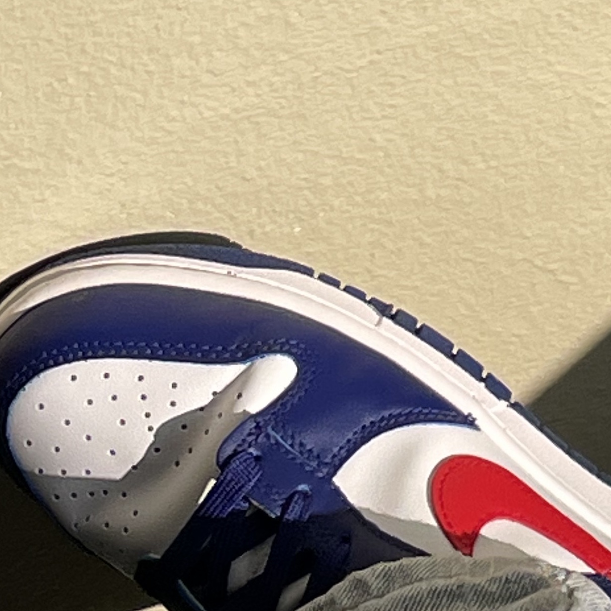 (W) Nike Dunk Low White and University Red 착용 스타일 - 3